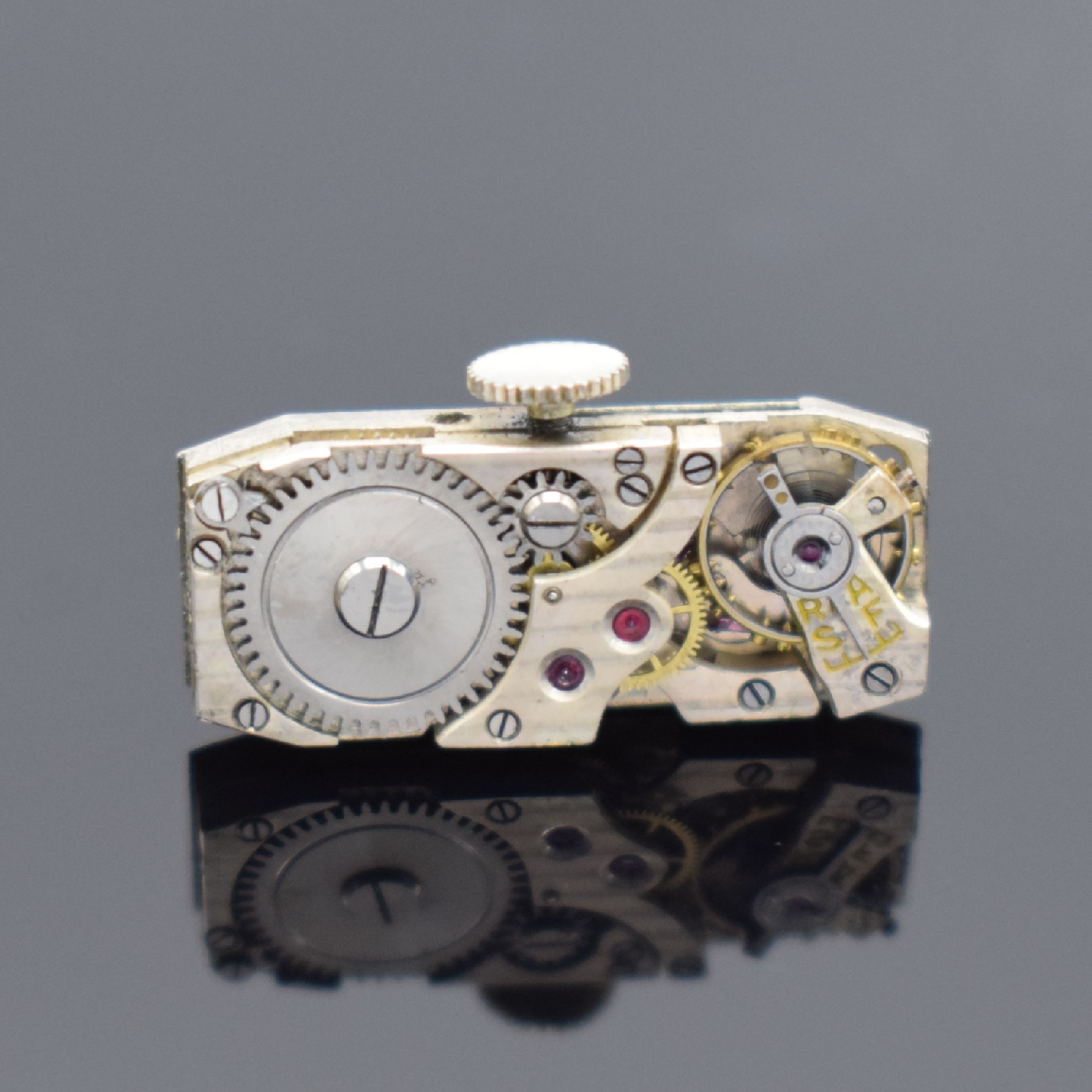 Detail d: Art Deco Damenarmbanduhr in Platin mit Diamanten, Schweiz um 1930, Handaufzug, Scharnierboden, Metallband., silb. Zifferbl. m. arab. Zahlen, gebl. ...