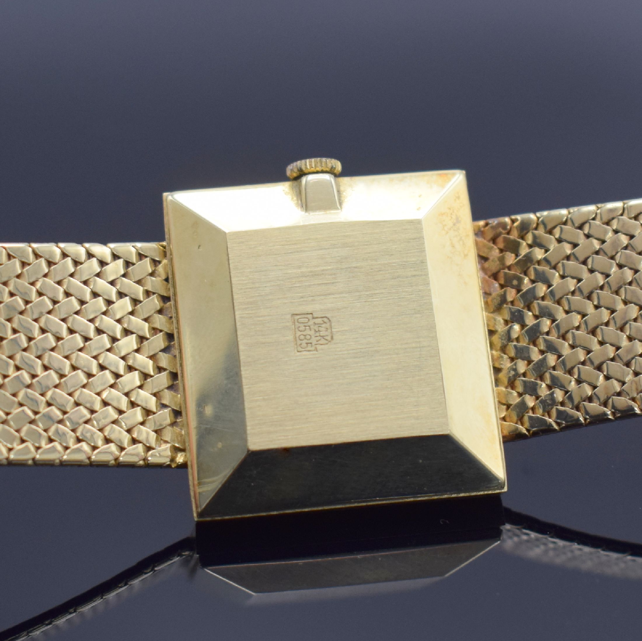 Detail c: LE MONDE viereckige Armbanduhr in GG 585/000, Schweiz um 1970, Handaufzug, Boden aufgedr., GG 585/000 Band, silb. Zifferbl. m. aufgel. Std.-Ind., ...