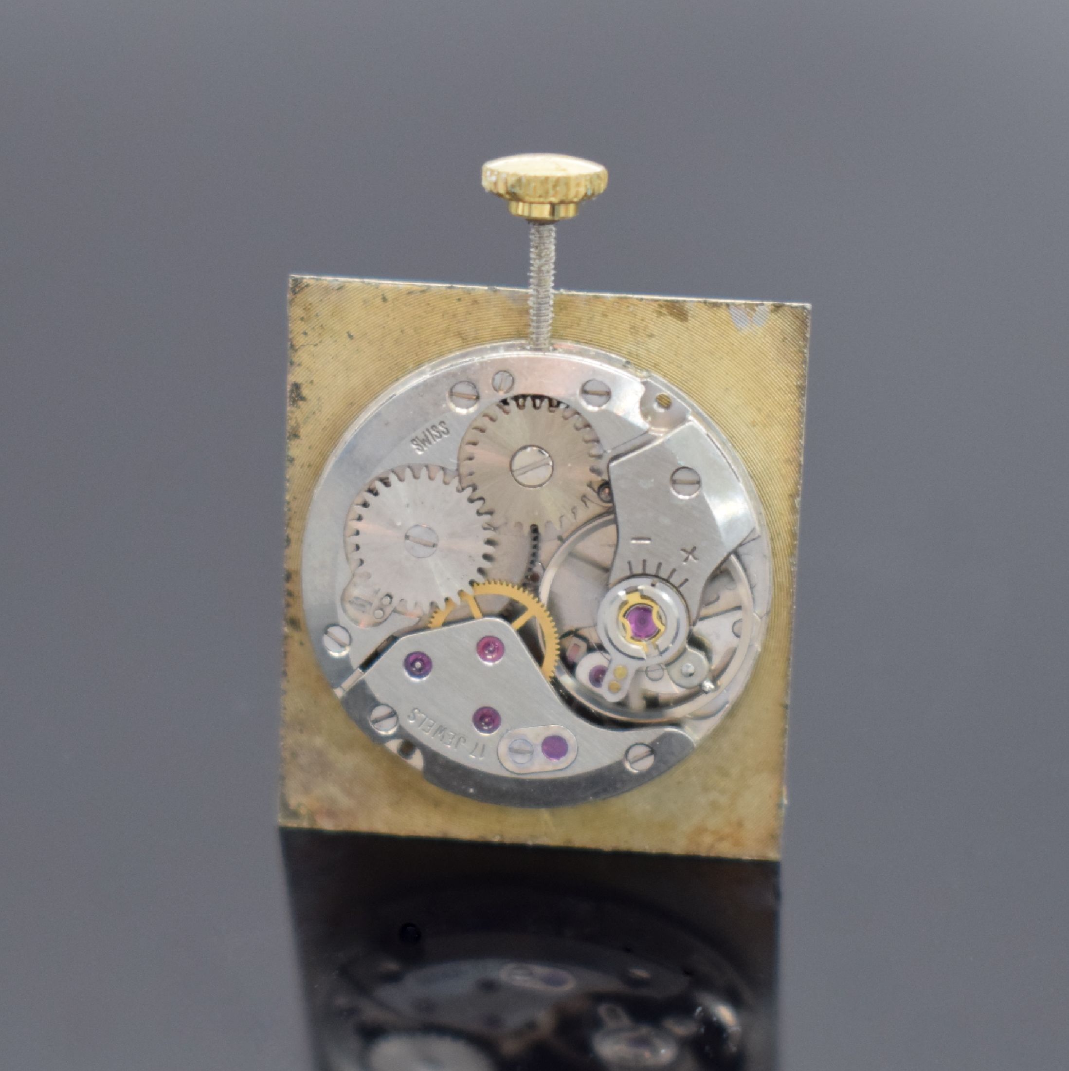 Detail d: LE MONDE viereckige Armbanduhr in GG 585/000, Schweiz um 1970, Handaufzug, Boden aufgedr., GG 585/000 Band, silb. Zifferbl. m. aufgel. Std.-Ind., ...