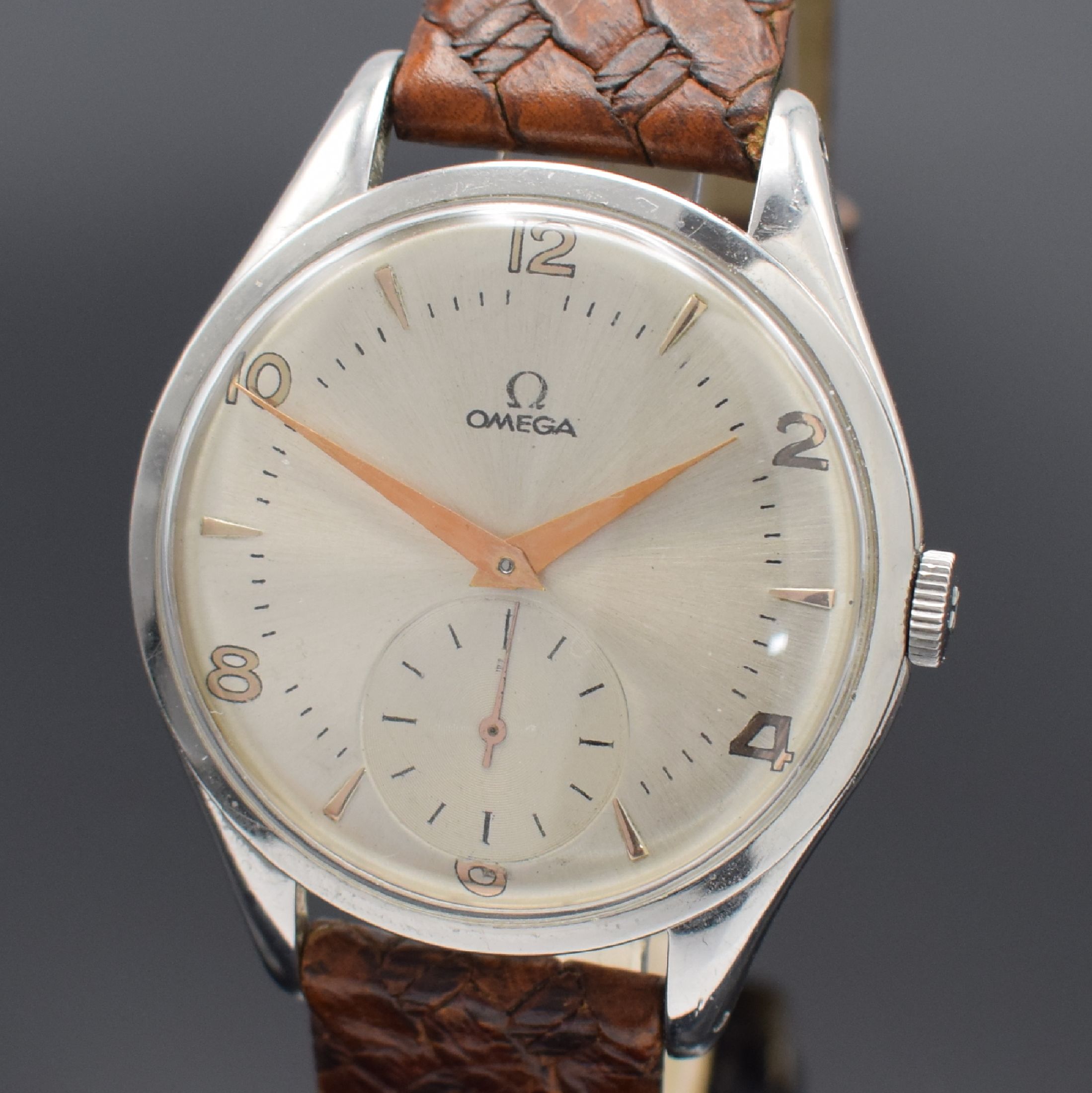 Detail a: OMEGA große Herrenarmbanduhr 38 mm in Stahl, Schweiz um 1950, Handaufzug, Ref. 2505, Boden & Glasrand aufgedr., silb. Zifferbl. rest., gold. ...