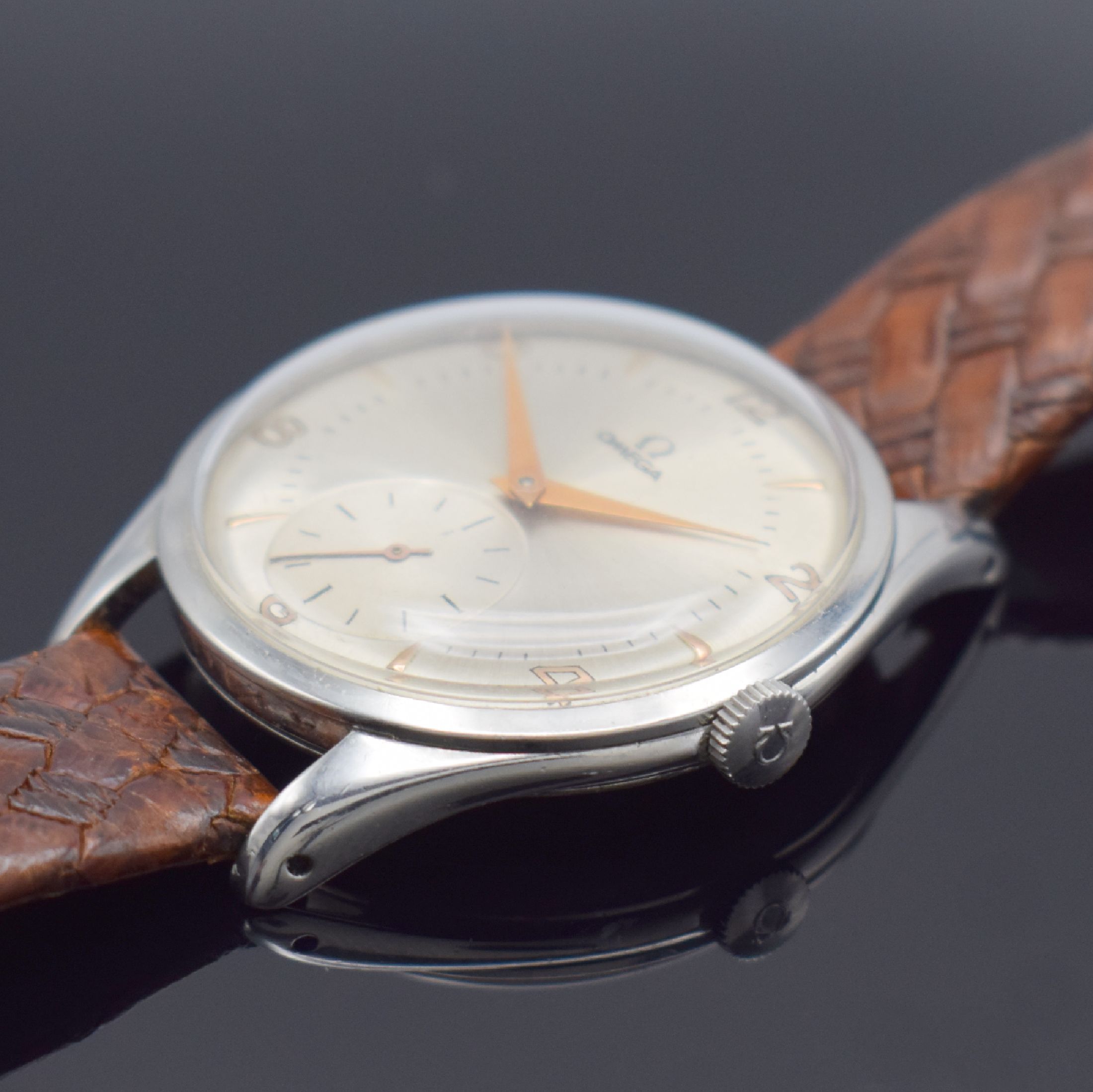 Detail b: OMEGA große Herrenarmbanduhr 38 mm in Stahl, Schweiz um 1950, Handaufzug, Ref. 2505, Boden & Glasrand aufgedr., silb. Zifferbl. rest., gold. ...