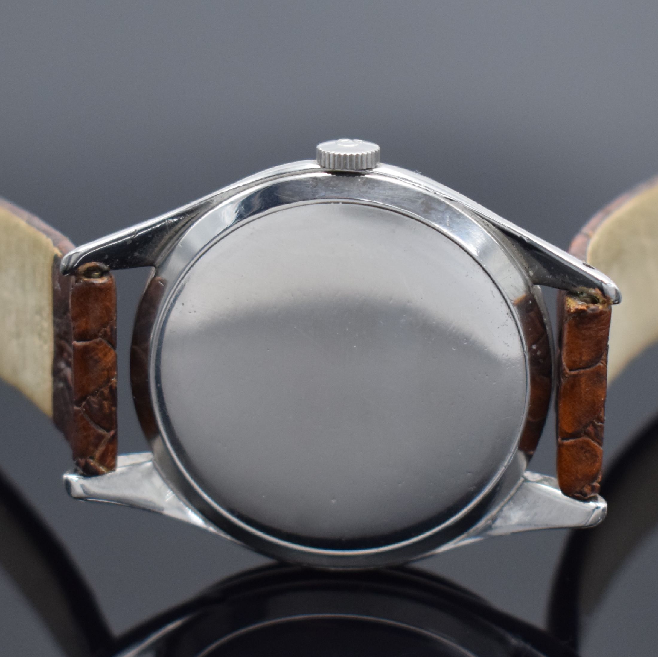 Detail c: OMEGA große Herrenarmbanduhr 38 mm in Stahl, Schweiz um 1950, Handaufzug, Ref. 2505, Boden & Glasrand aufgedr., silb. Zifferbl. rest., gold. ...
