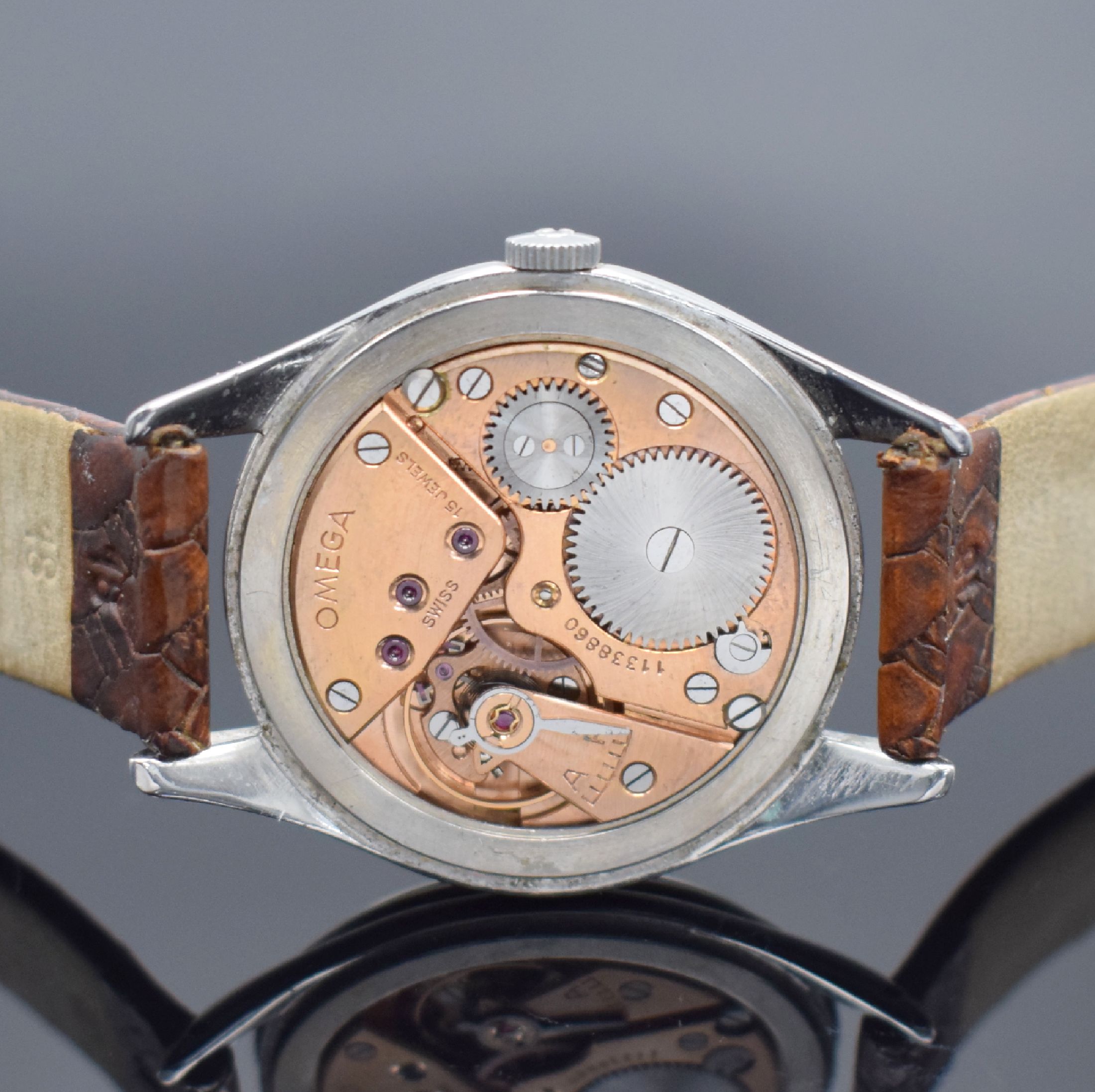 Detail d: OMEGA große Herrenarmbanduhr 38 mm in Stahl, Schweiz um 1950, Handaufzug, Ref. 2505, Boden & Glasrand aufgedr., silb. Zifferbl. rest., gold. ...