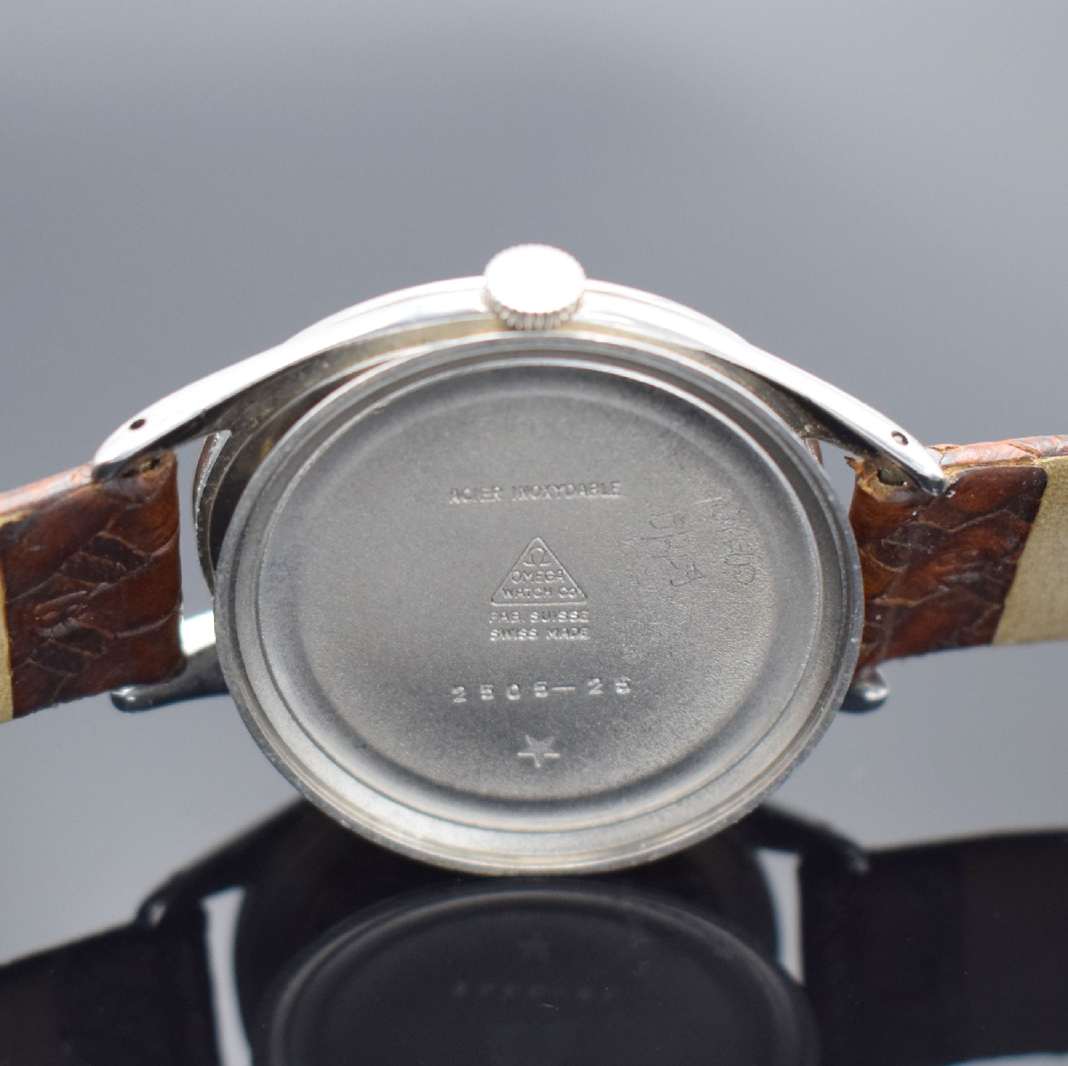 Detail e: OMEGA große Herrenarmbanduhr 38 mm in Stahl, Schweiz um 1950, Handaufzug, Ref. 2505, Boden & Glasrand aufgedr., silb. Zifferbl. rest., gold. ...