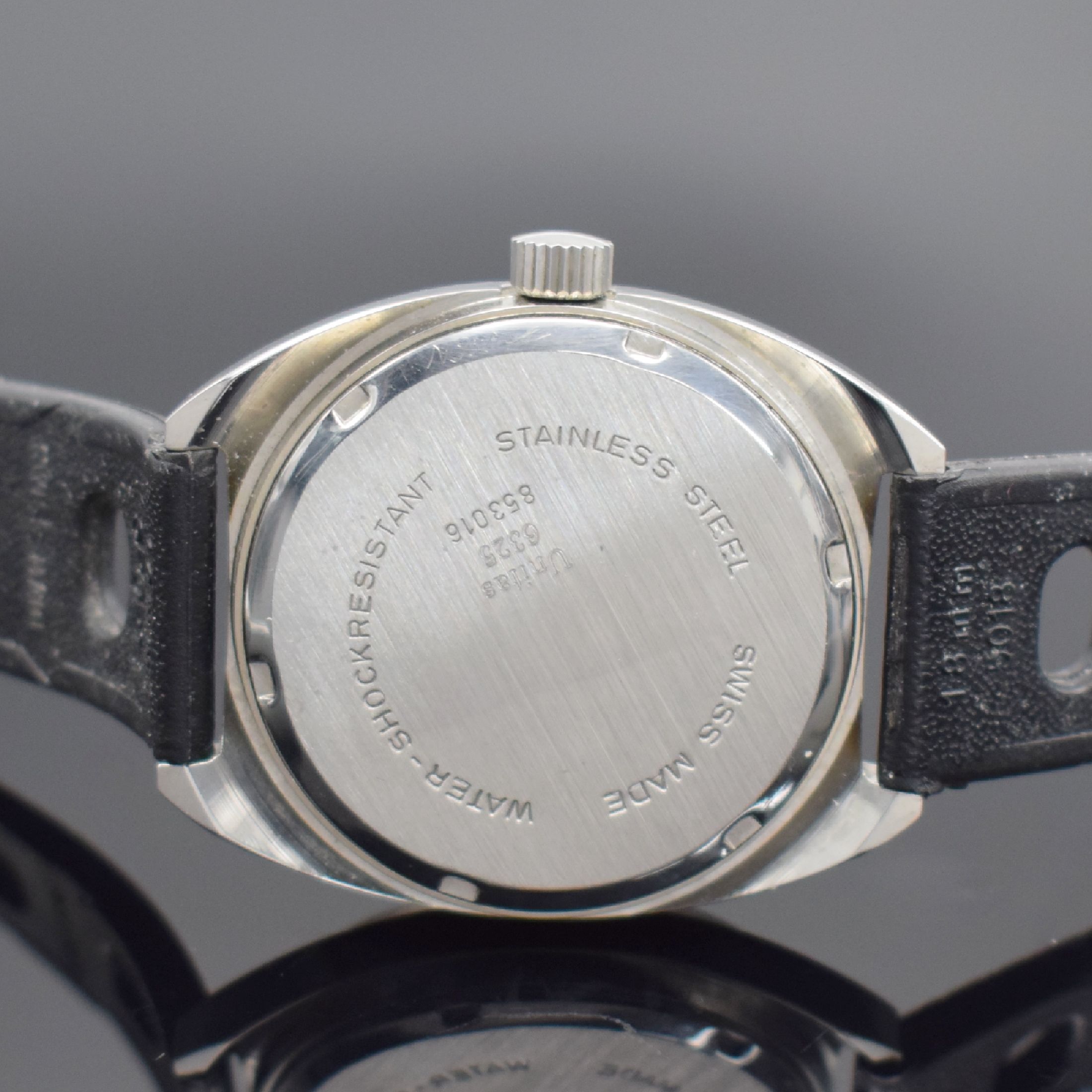 Detail e: 2 BWC Courage Herrenarmbanduhren in Stahl, Schweiz um 1970, Handaufzug, Böden verschr., 1x neutr. Stahlband m. Faltschl., silb. Zifferblätter m. ...