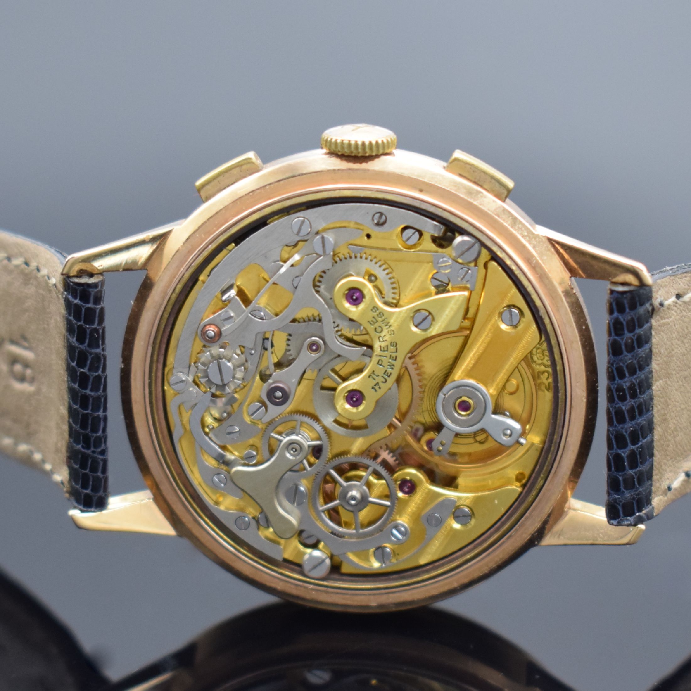 Detail d: PIERCE Herrenarmbanduhr mit Schaltradchronograph in RG 750/000, Schweiz um 1955, Handaufzug, dell. Boden & Glasrand aufgedr., silb. Zifferbl. m. ...