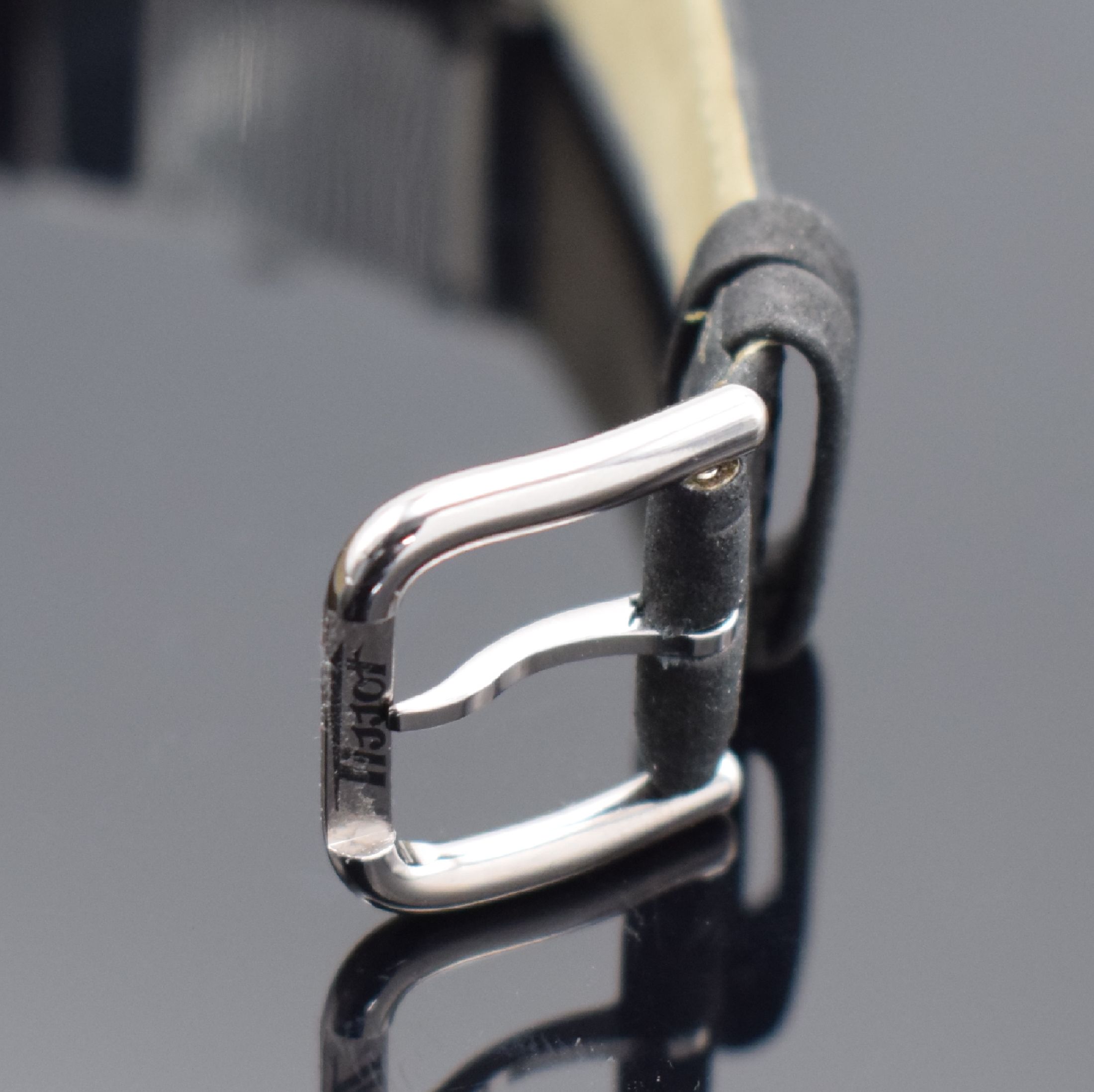 Detail b: TISSOT rechteckige Armbanduhr in Stahl, Schweiz verk. lt. beil. Garantie 12/1995, quarz, Boden 4-fach verschr., orig. Lederband m. Dornschl., silb. ...