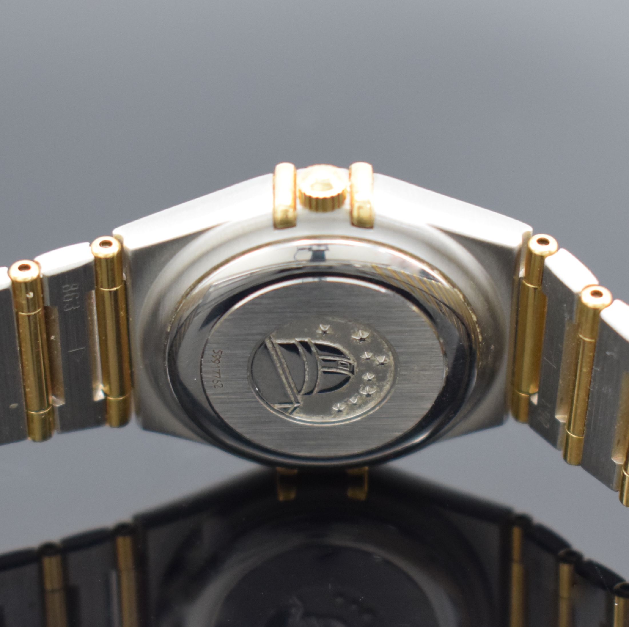 Detail d: OMEGA Constellation Damenarmbanduhr Referenz 12923000, Schweiz verk. 01/2009, Automatik, Edelstahl & Gold komb., Goldlünette m. röm. Zahlen, ...