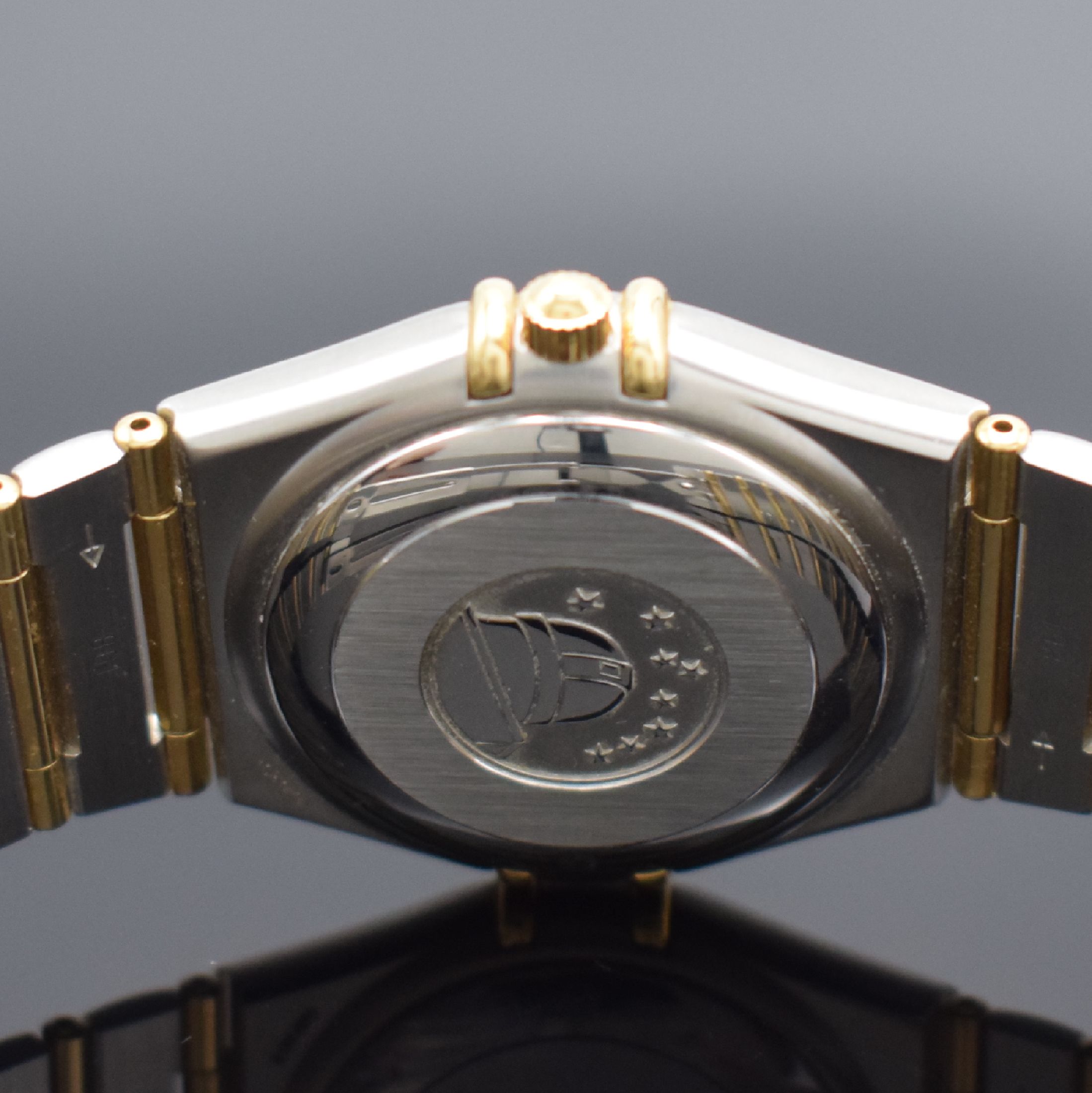 Detail d: OMEGA Constellation Chronometer gut erhaltene Herrenarmbanduhr Referenz 12023000, Schweiz verk. 03/2009, Automatik, Edelstahl & Gold komb., Boden ...