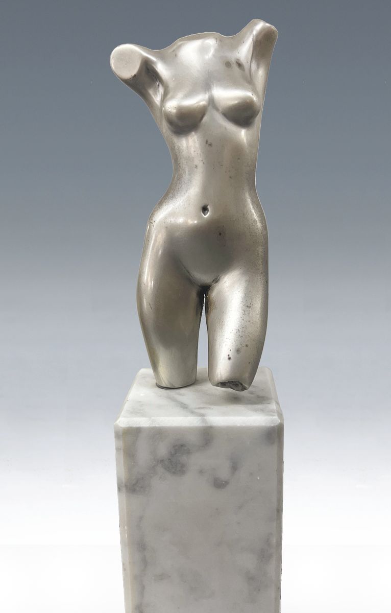 Maximilian Delius, geb. 1958, weiblicher Torso, Aluminiumguß, signiert und num. 41/100, Marmorsockel, Gesamth. ca. 19cm