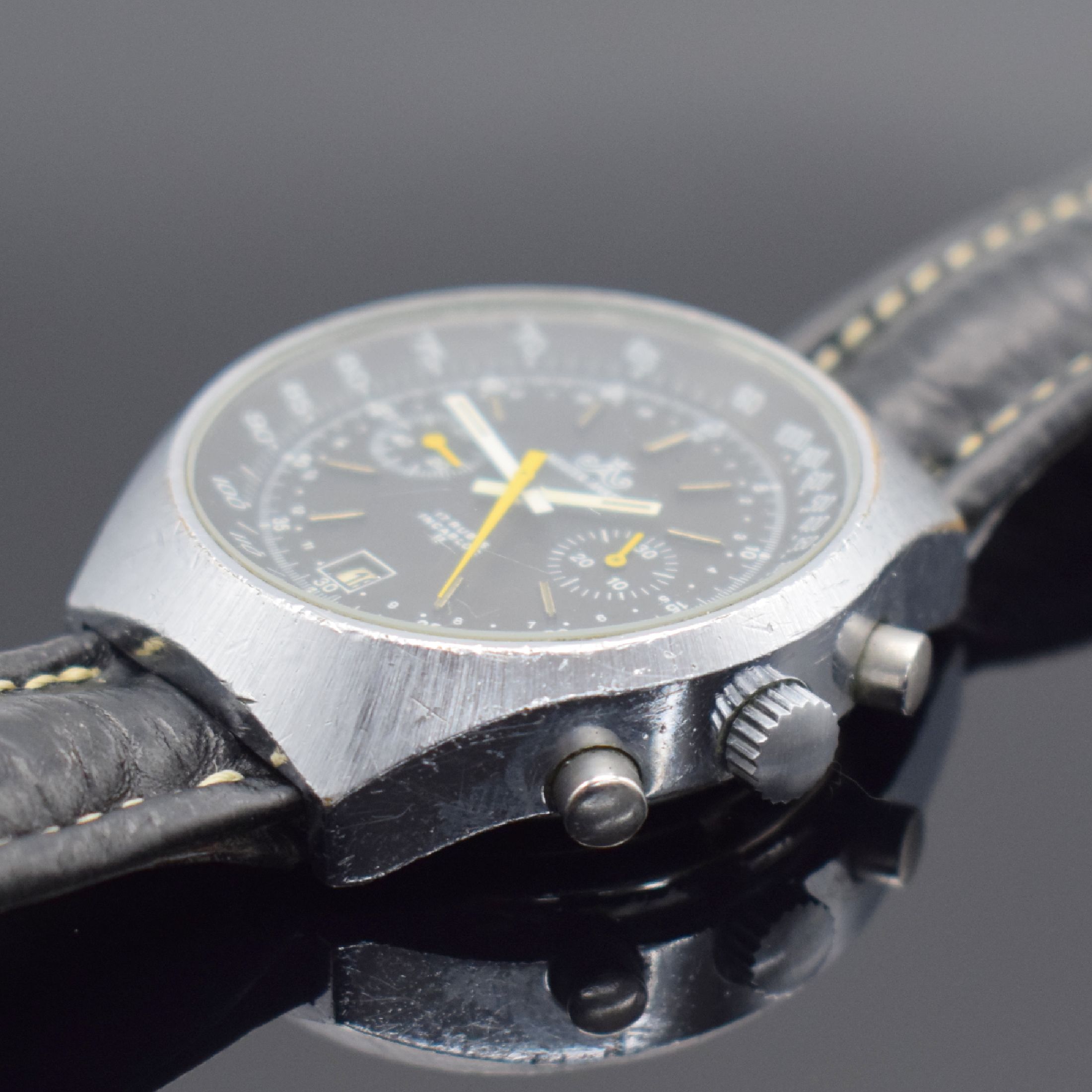Detail b: MEISTER-ANKER Herrenchronograph mit Kaliber Valjoux 7734, Schweiz um 1970, Handaufzug, verchr. Geh., Stahlboden geschr., schwarzes Zifferbl. m. ...