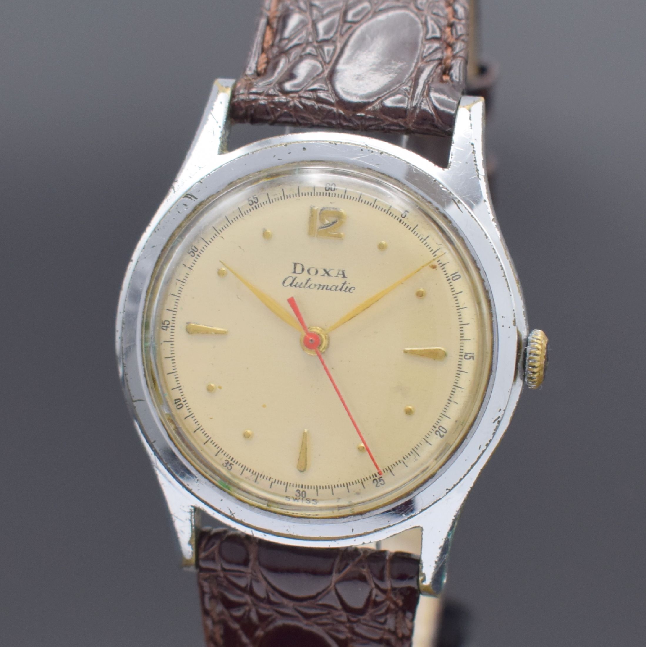Detail a: DOXA Herrenarmbanduhr mit Hammerautomatik, Schweiz um 1950, verchr. Geh., Stahlboden aufgedr., silb. Zifferbl. m. gold. Std.-Ind., gold. Zeiger, ...