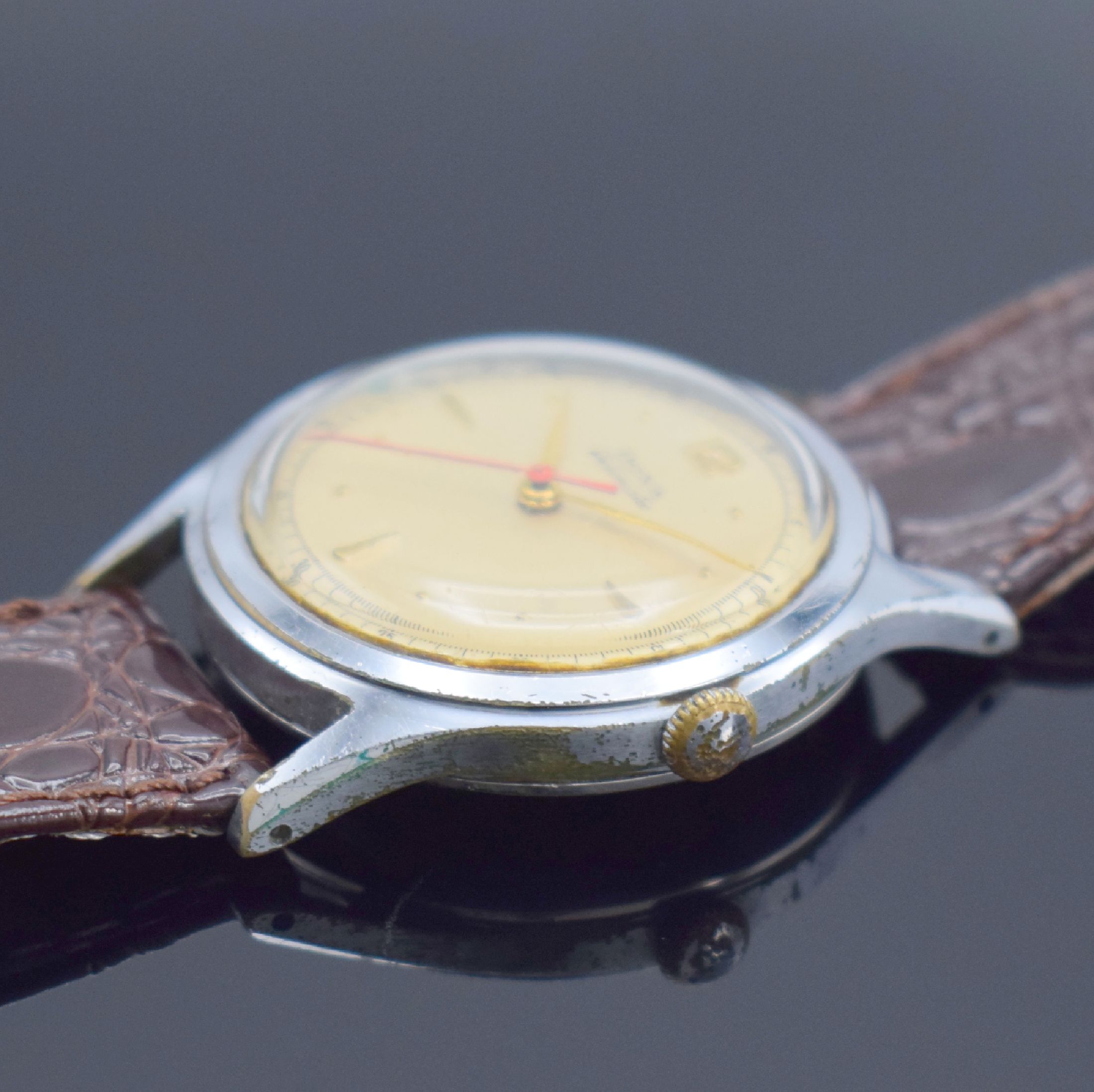 Detail b: DOXA Herrenarmbanduhr mit Hammerautomatik, Schweiz um 1950, verchr. Geh., Stahlboden aufgedr., silb. Zifferbl. m. gold. Std.-Ind., gold. Zeiger, ...