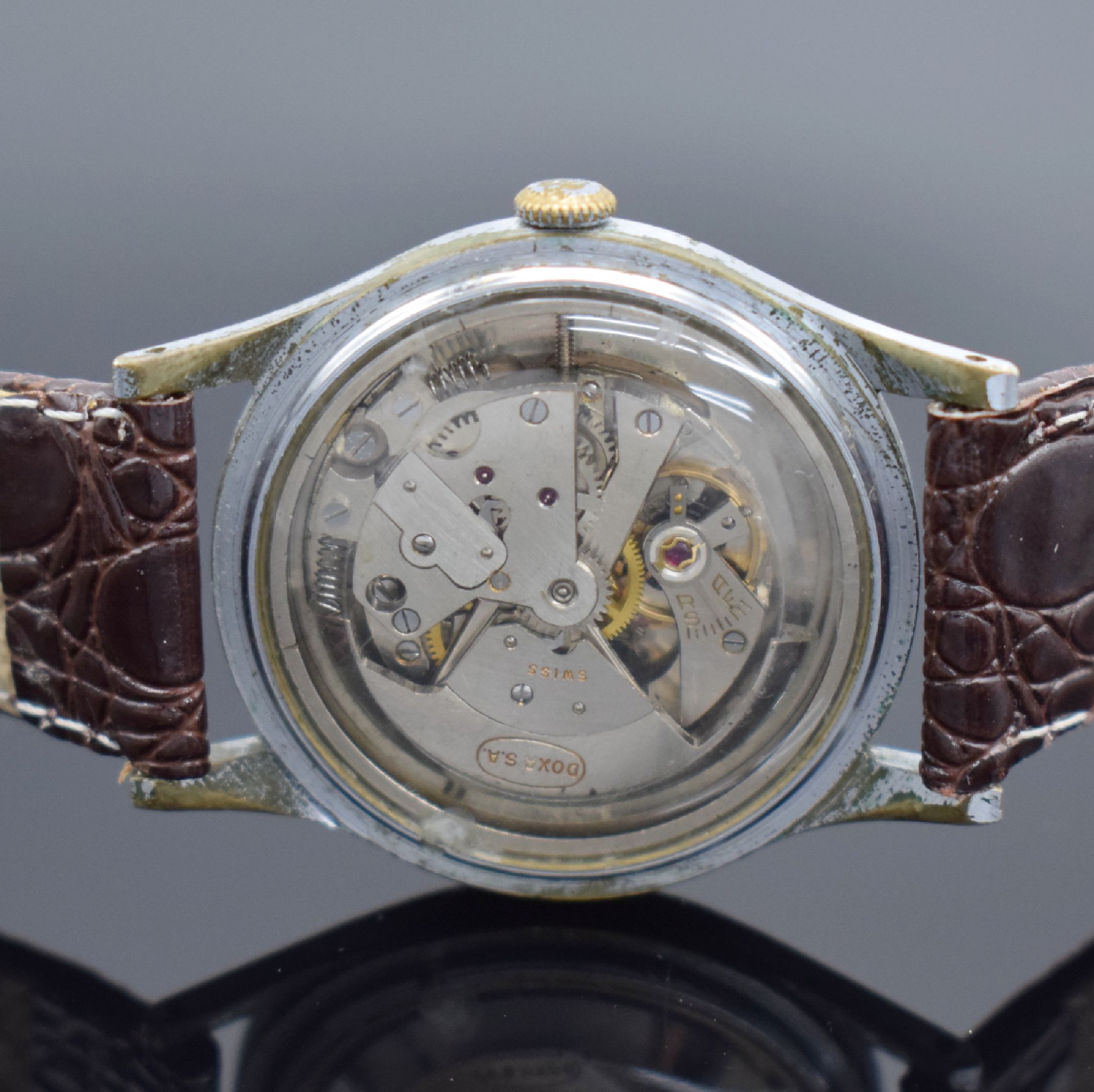 Detail d: DOXA Herrenarmbanduhr mit Hammerautomatik, Schweiz um 1950, verchr. Geh., Stahlboden aufgedr., silb. Zifferbl. m. gold. Std.-Ind., gold. Zeiger, ...