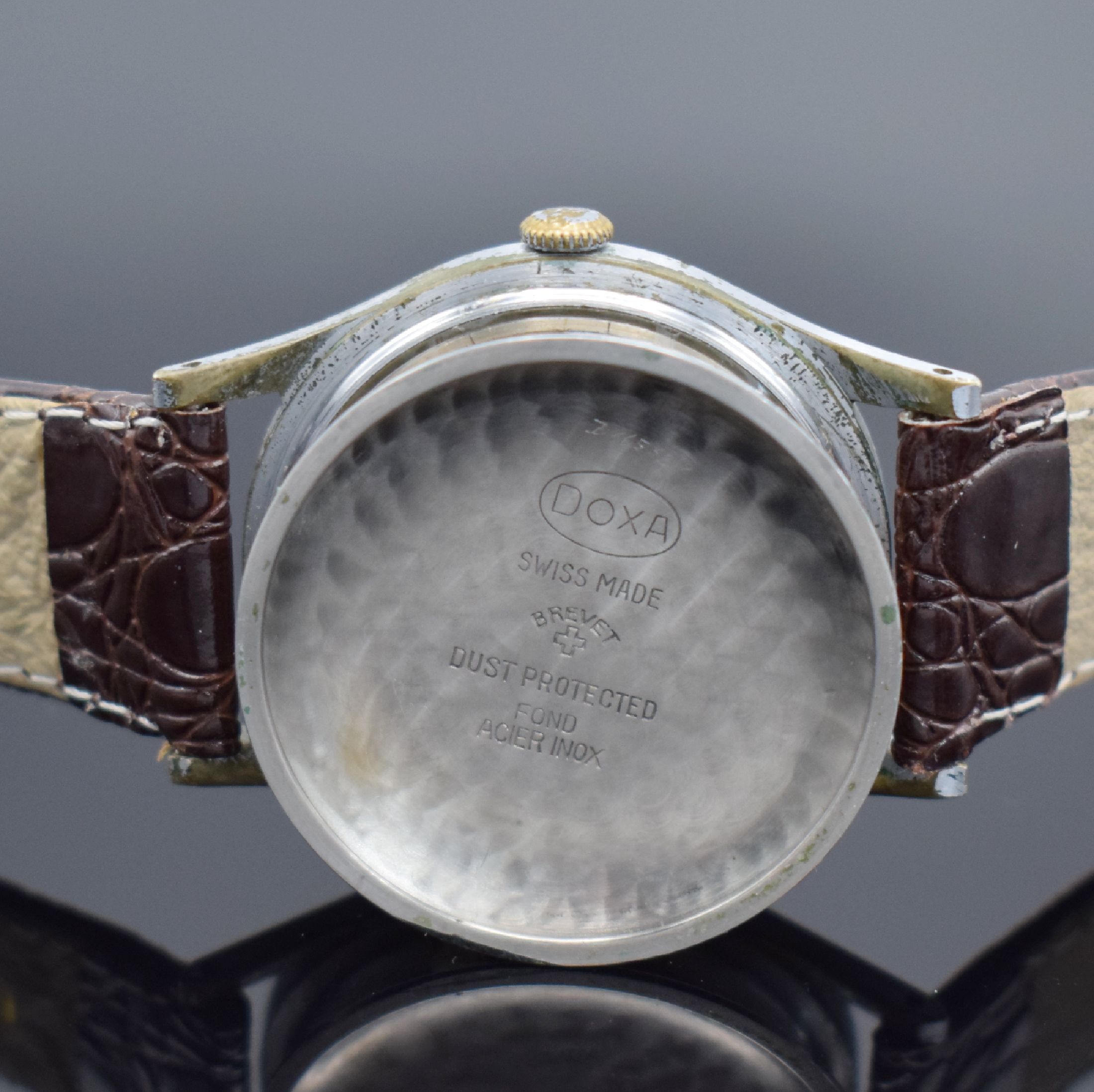 Detail e: DOXA Herrenarmbanduhr mit Hammerautomatik, Schweiz um 1950, verchr. Geh., Stahlboden aufgedr., silb. Zifferbl. m. gold. Std.-Ind., gold. Zeiger, ...