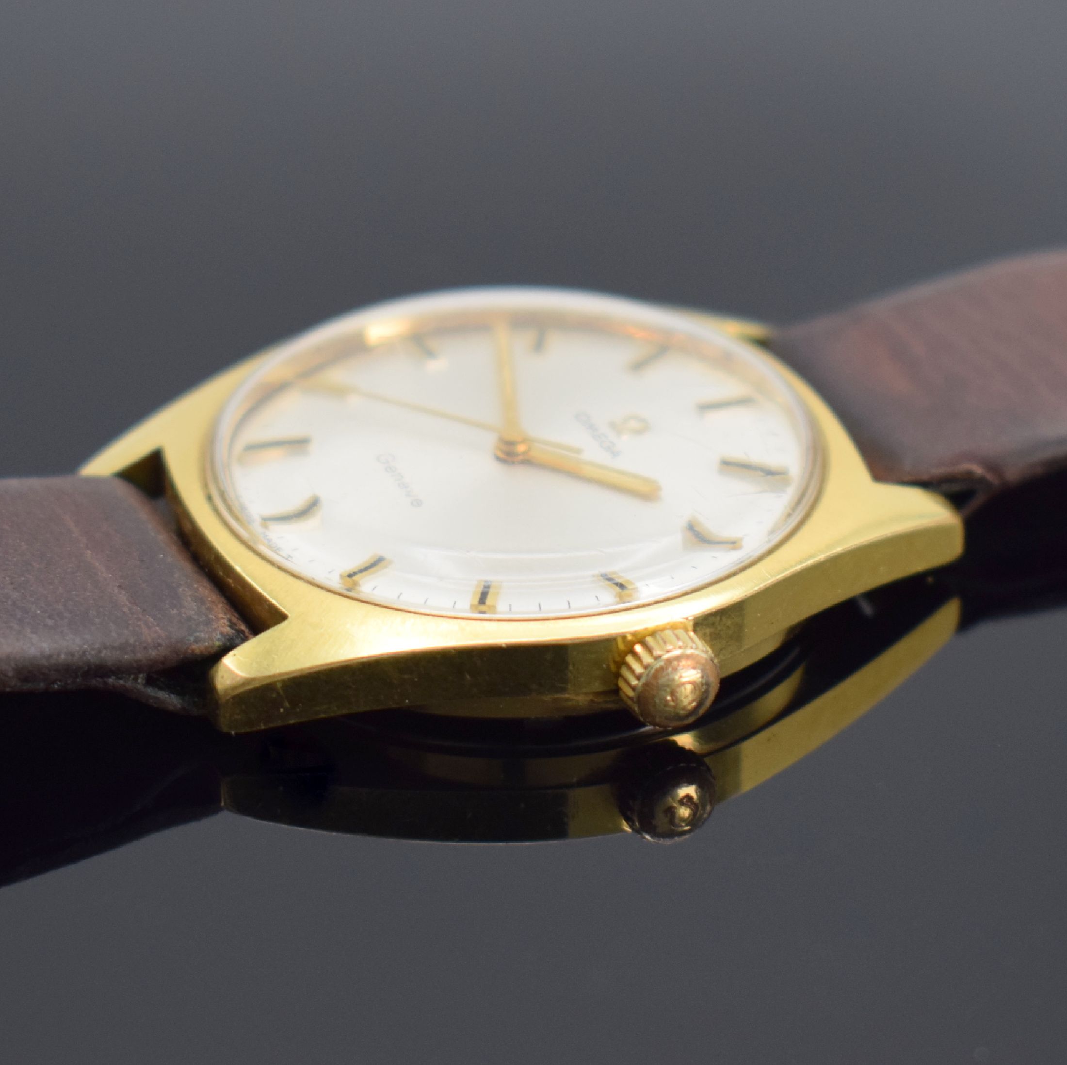 Detail b: OMEGA Geneve Herrenarmbanduhr, Schweiz um 1969, Handaufzug, Ref. 135.041, verg. Gehäuse, Stahlboden geschr., silb. Zifferbl. m. aufges. Std.-Ind., ...