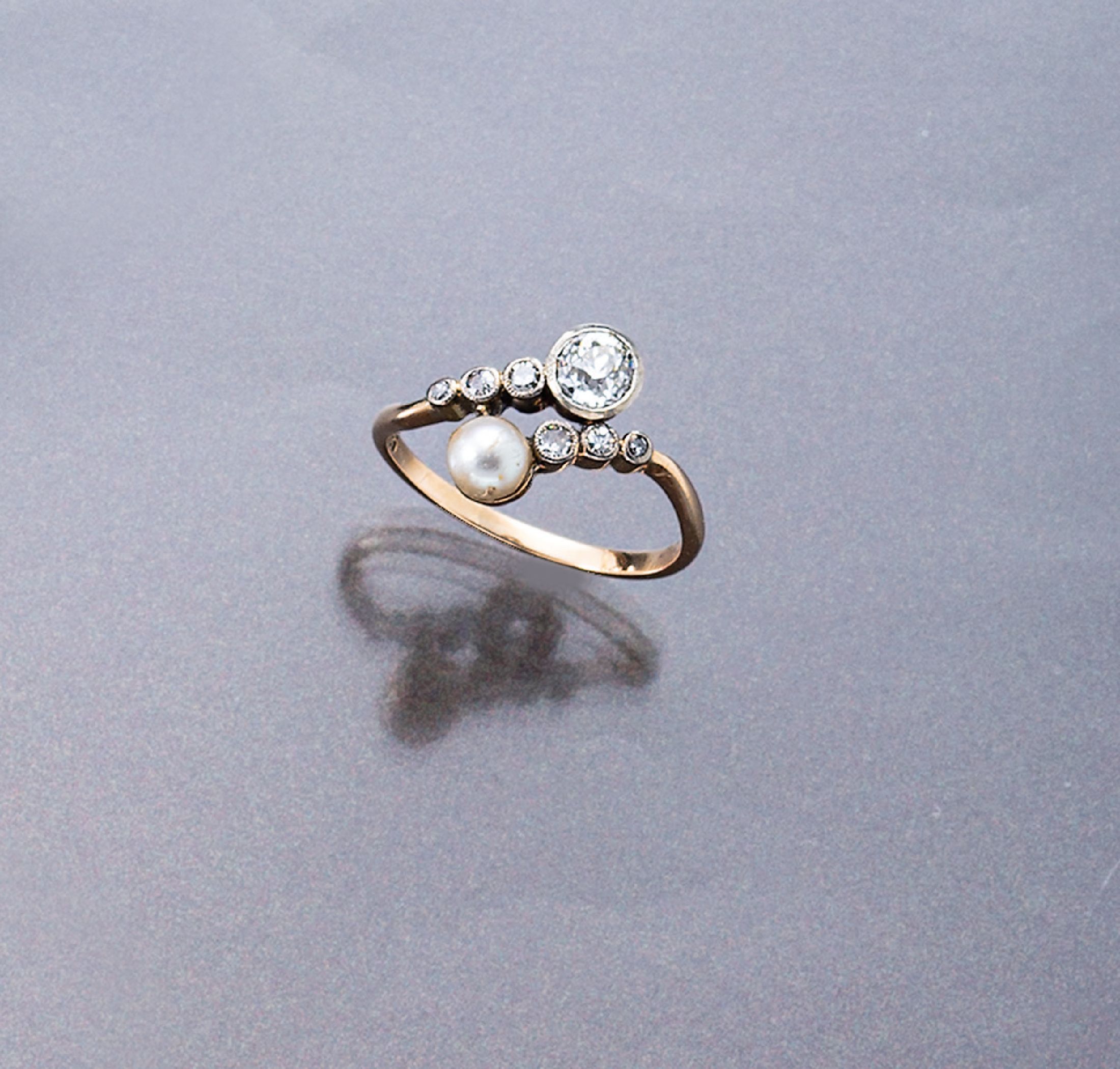 Jugendstil-Diamant-Ring, RG 585/000 und Platin, Altschliff-Diamant ca. 0.60 ct, 6 Altschliff-Diamanten zus. ca. 0.10 ct Weiß/si-p, 1 kl. Perle, RW ...
