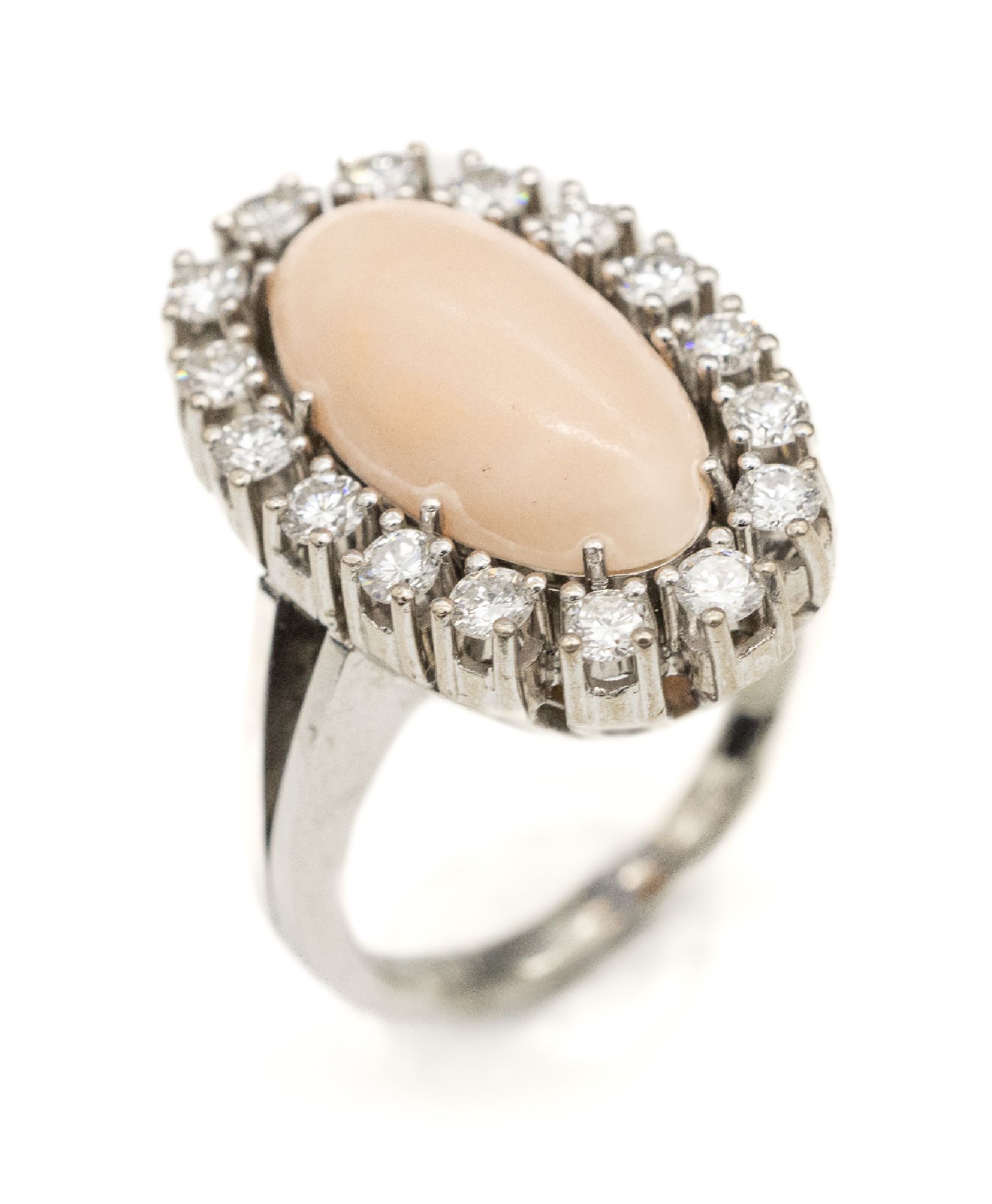 18 kt Gold Korallen-Brillant-Ring, WG 750/000, mittig ovaler Engelshautkorallen- cabochon ca. 2.50 ct, umgeben von 16 Brillanten zus. ca. 1.20 ct ...