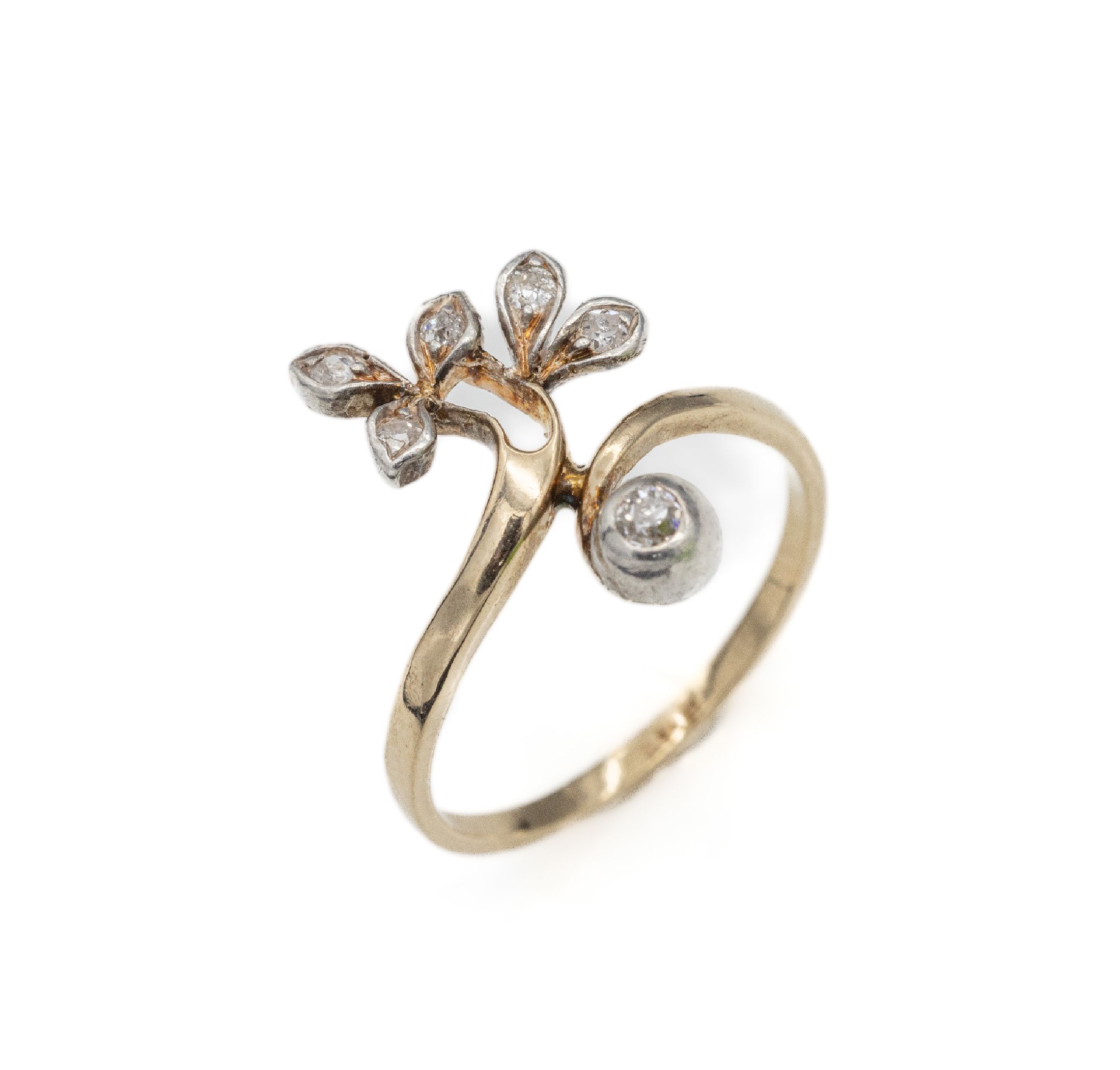 14 kt Gold Diamant-Ring, wohl Österreich um1900, GG 585/000 und Silber, floraler Ringkopf mit 6 Altschliffdiamanten zus. ca. 0.25 ct Weiß/si-p, RW ...