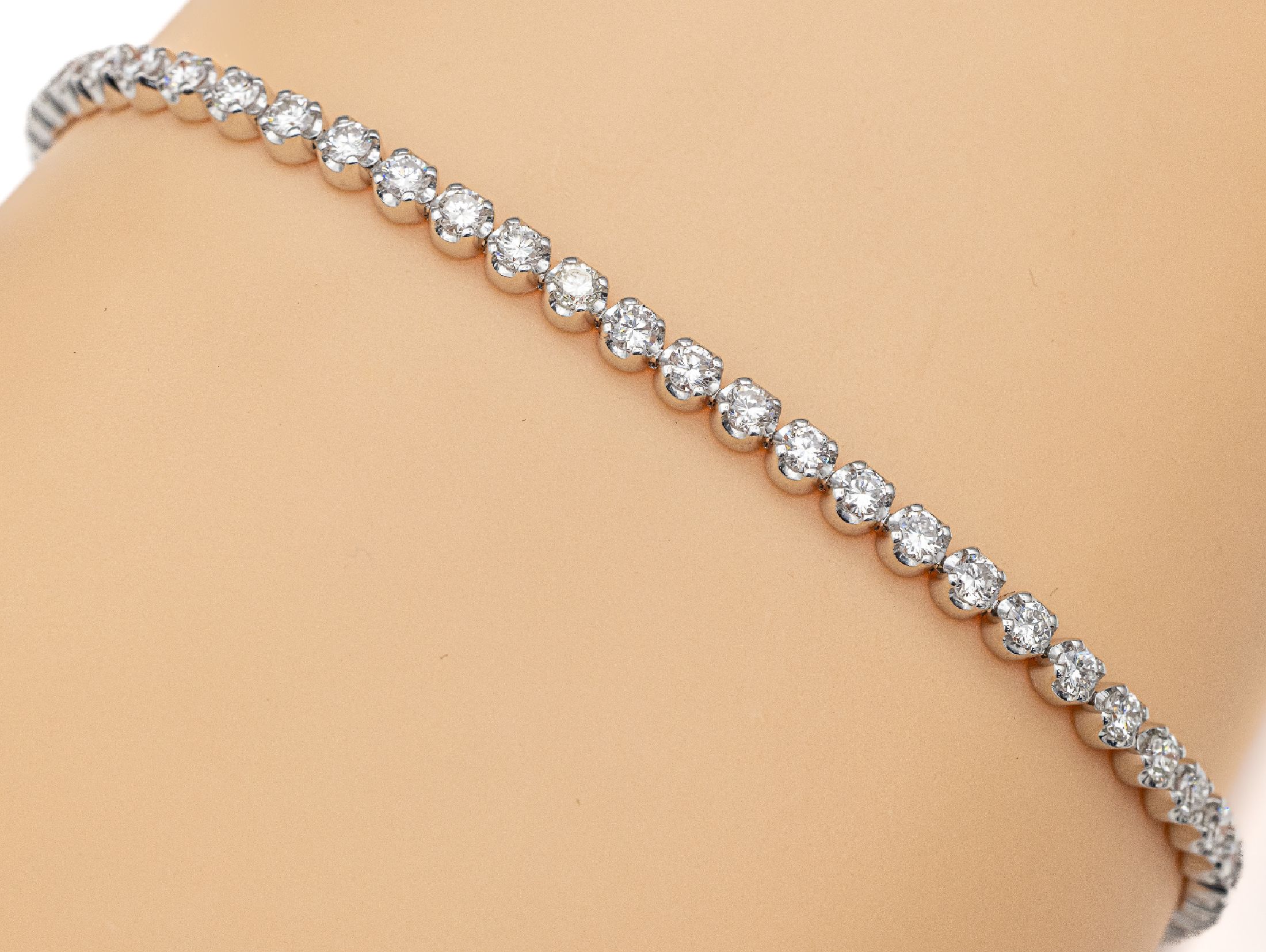 14 kt Gold Brillant-Linienarmband, WG 585/000, 56 Brillanten zus. ca. 3.12 ct (grav.) feines Weiß-Weiß/vs-si, L. ca. 18.5 cm, ca. 8.2 g, ...