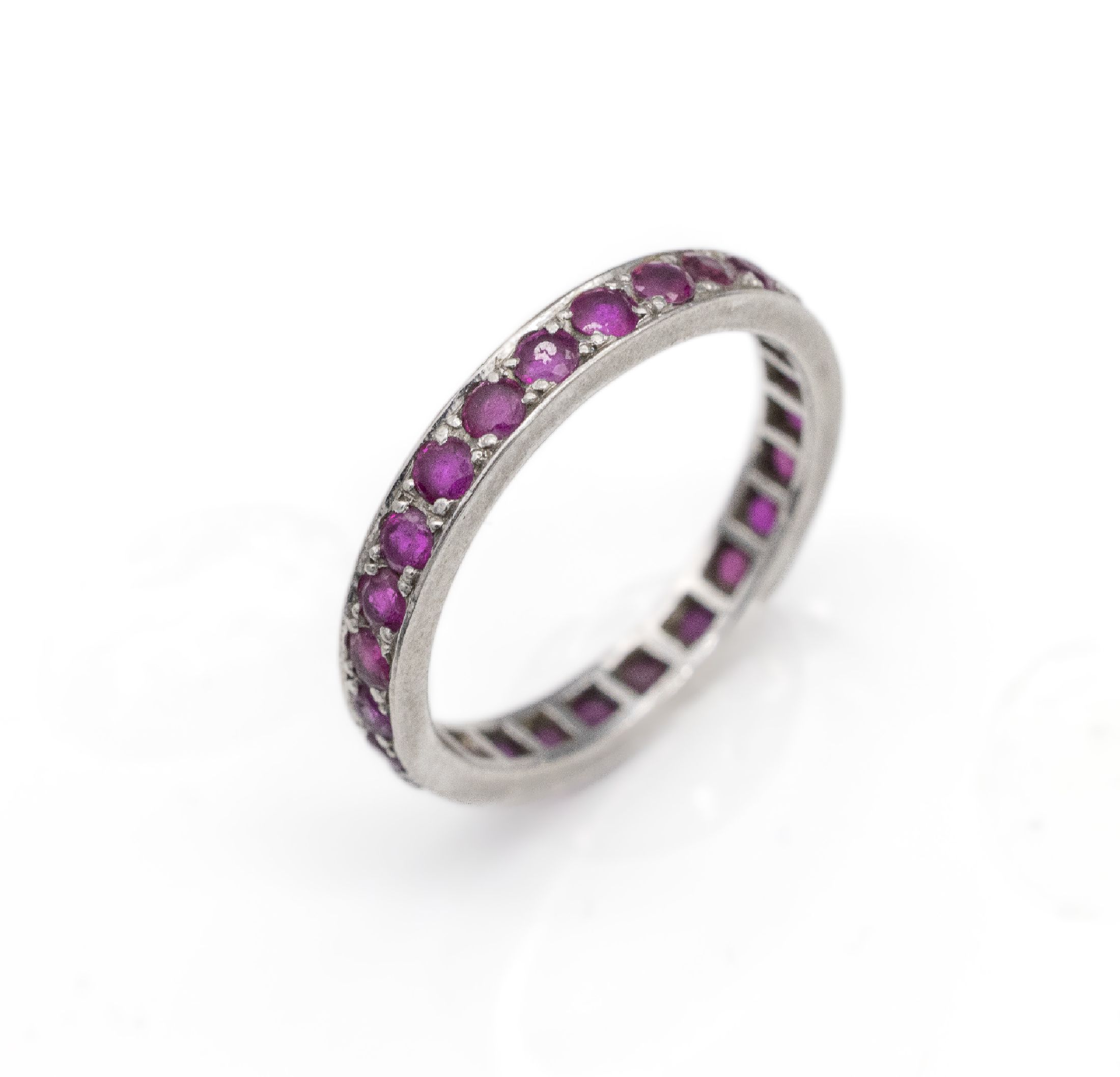 Detail a: Platin Rubin-Memoryring, Platin gepr., 26 rundfacett. Rubine zus. ca. 1.0 ct, RW 52, ca.3.4 g
