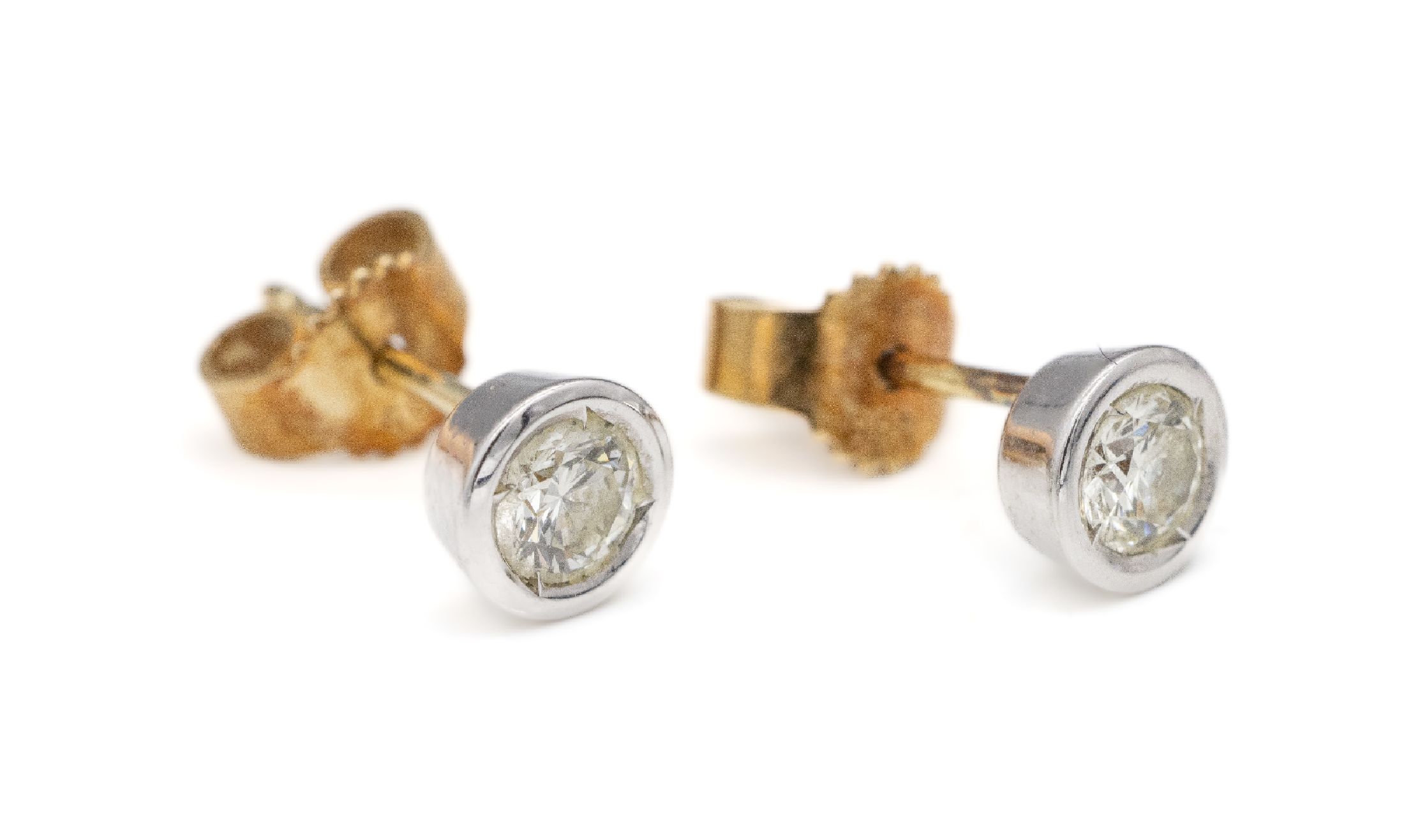 Detail a: Paar 14 kt Gold Brillant-Ohrstecker, GG/WG 585/000, 2 in WG gefasste Brillanten zus. ca. 0.60 ct l.get.Weiß/si