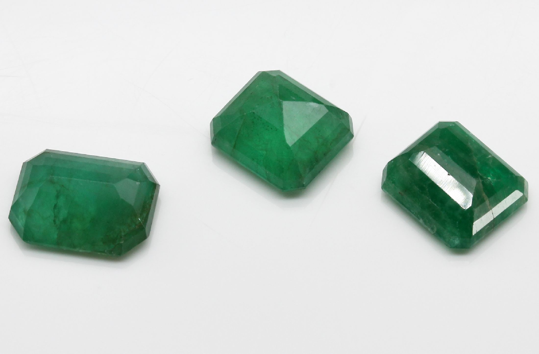 Detail a: Lot 3 lose Smaragde, zus. ca. 11.8 ct, je oktogonaler Treppenschliff, versch. Größen