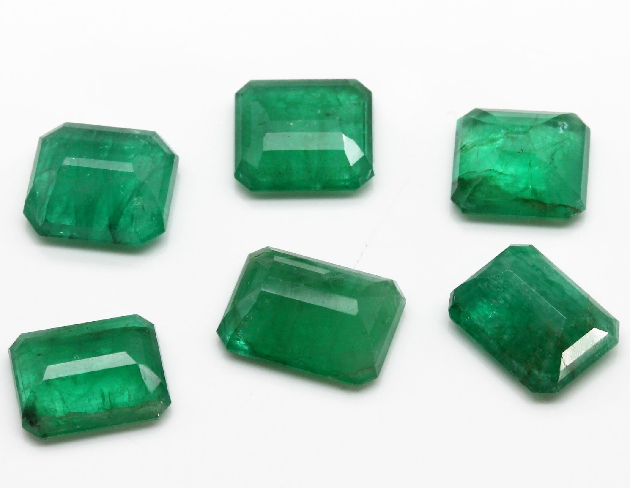 Detail a: Lot 6 lose Smaragde, zus. ca. 17.3 ct, oktogonale Treppenschliffe in versch. Größen