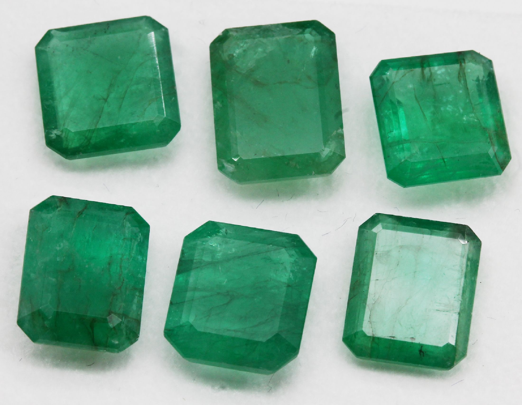 Detail b: Lot 6 lose Smaragde, zus. ca. 17.3 ct, oktogonale Treppenschliffe in versch. Größen