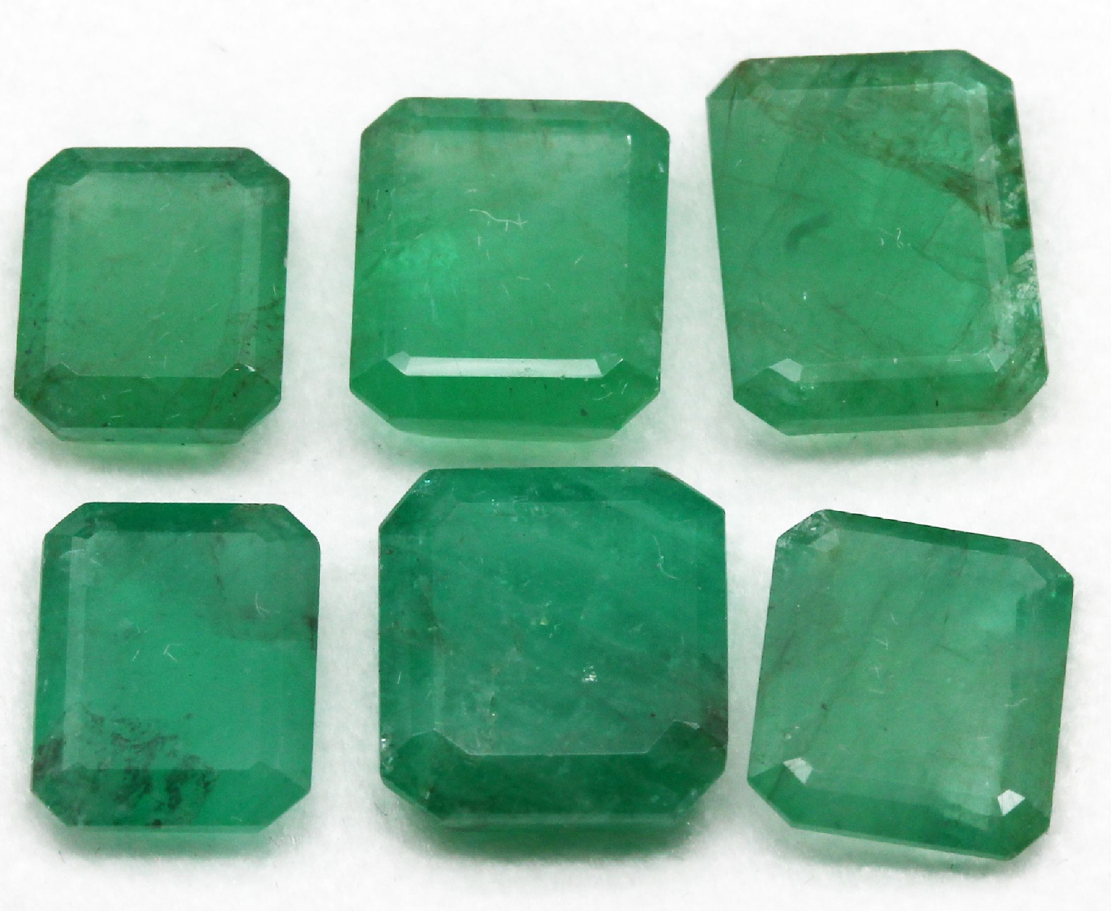 Detail a: Lot 6 lose Smaragde zus. ca. 18.6 ct, oktogonale Treppenschliffe in versch. Größen