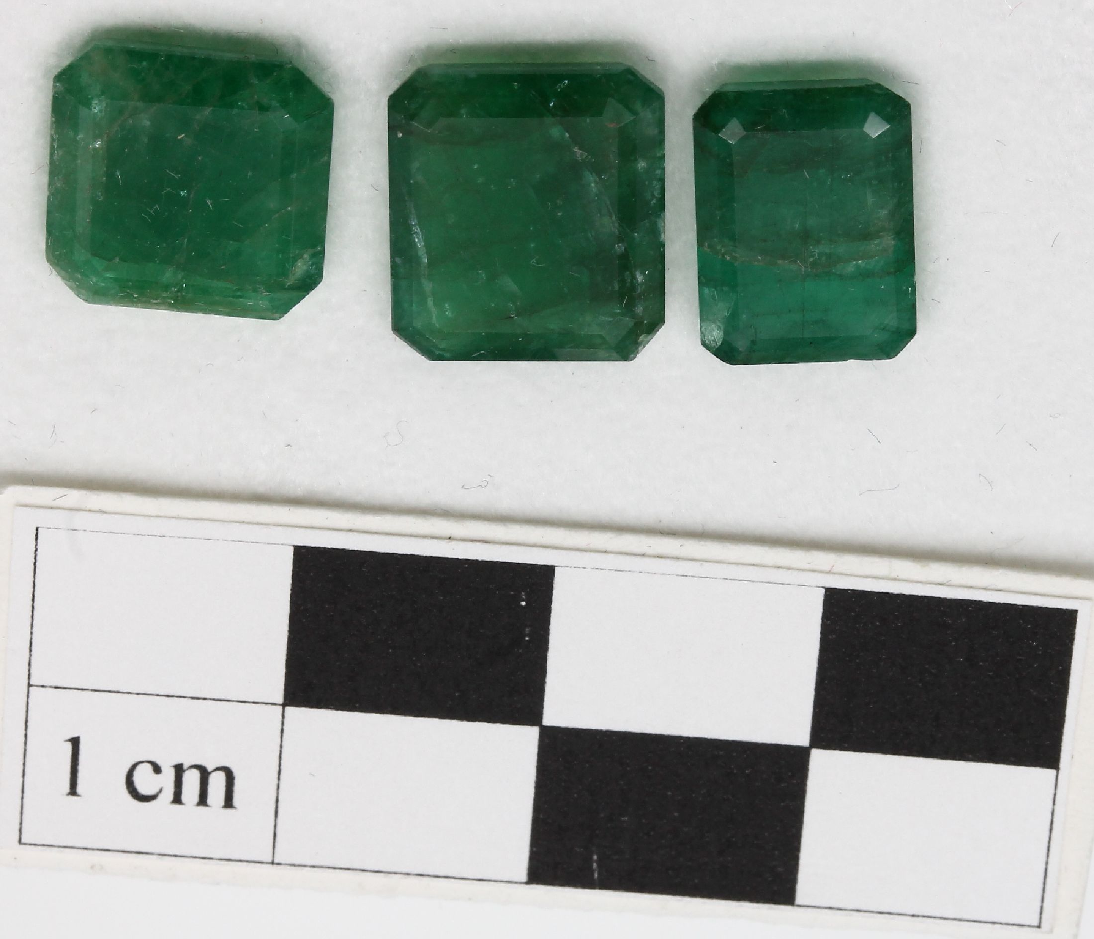 Detail a: Lot 3 lose Smaragde zus. ca. 13.5 ct, oktogonale Treppenschliffe in versch. Größen