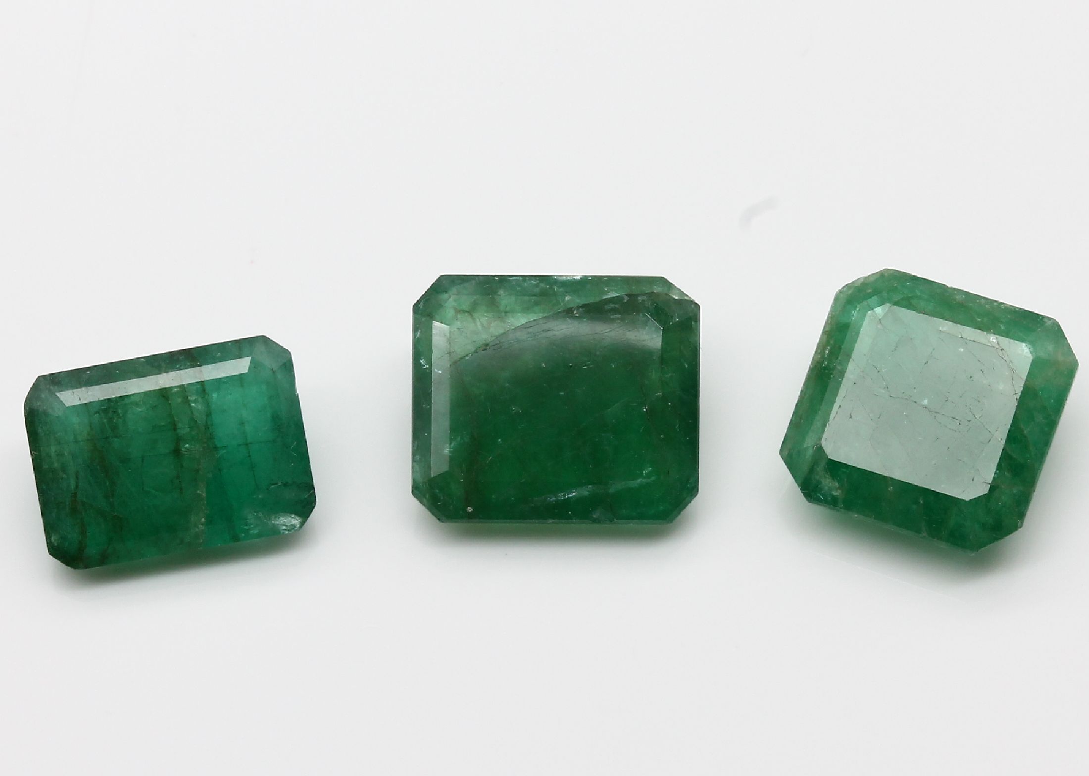 Detail b: Lot 3 lose Smaragde zus. ca. 13.5 ct, oktogonale Treppenschliffe in versch. Größen