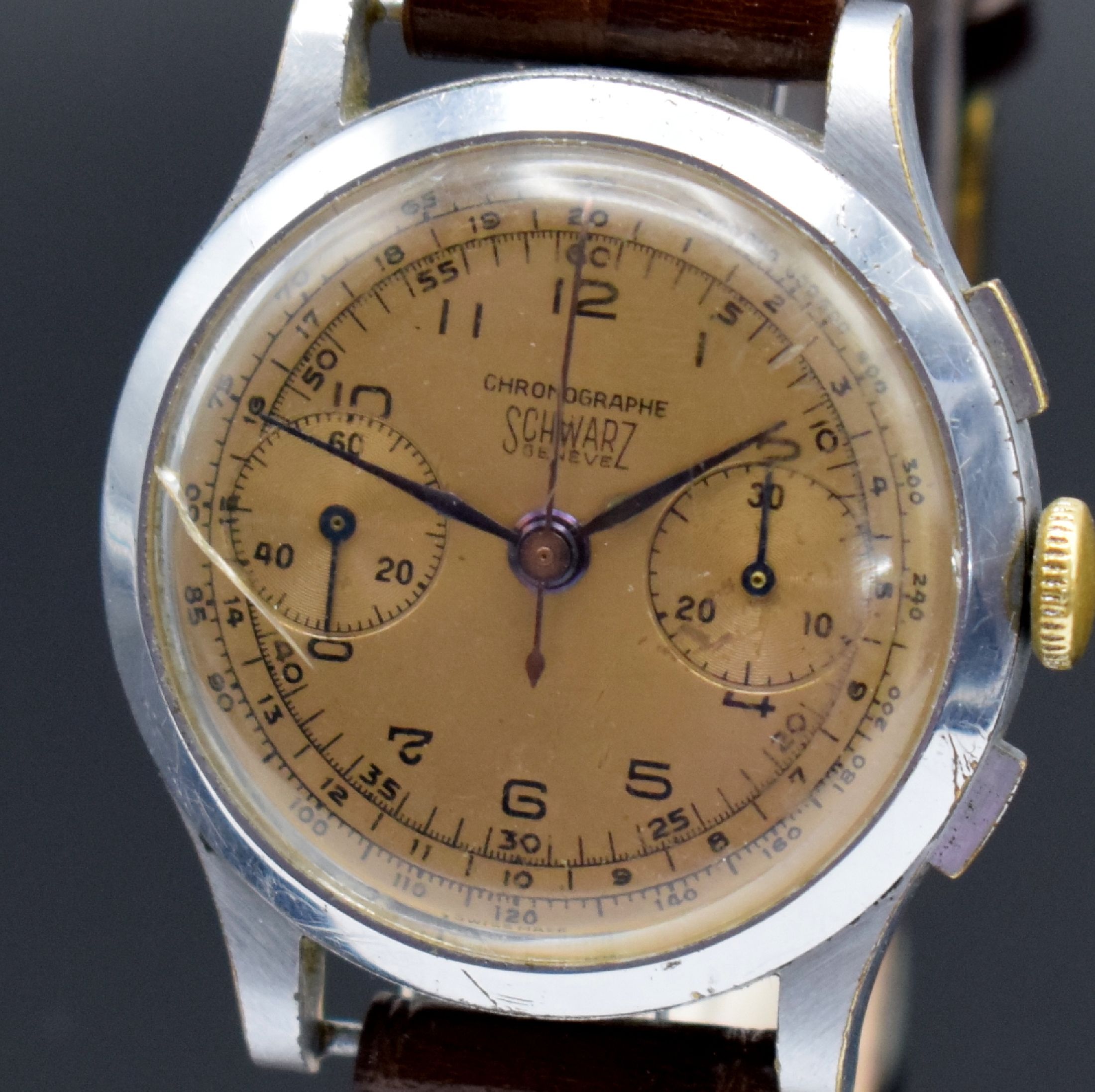 Detail a: SCHWARZ Geneve Herrenarmbanduhr mit Chronograph, Schweiz um 1950, Handaufzug, verchr. Geh., Stahlboden aufgedr., gold. Zifferblatt m. arab. Zahlen, ...