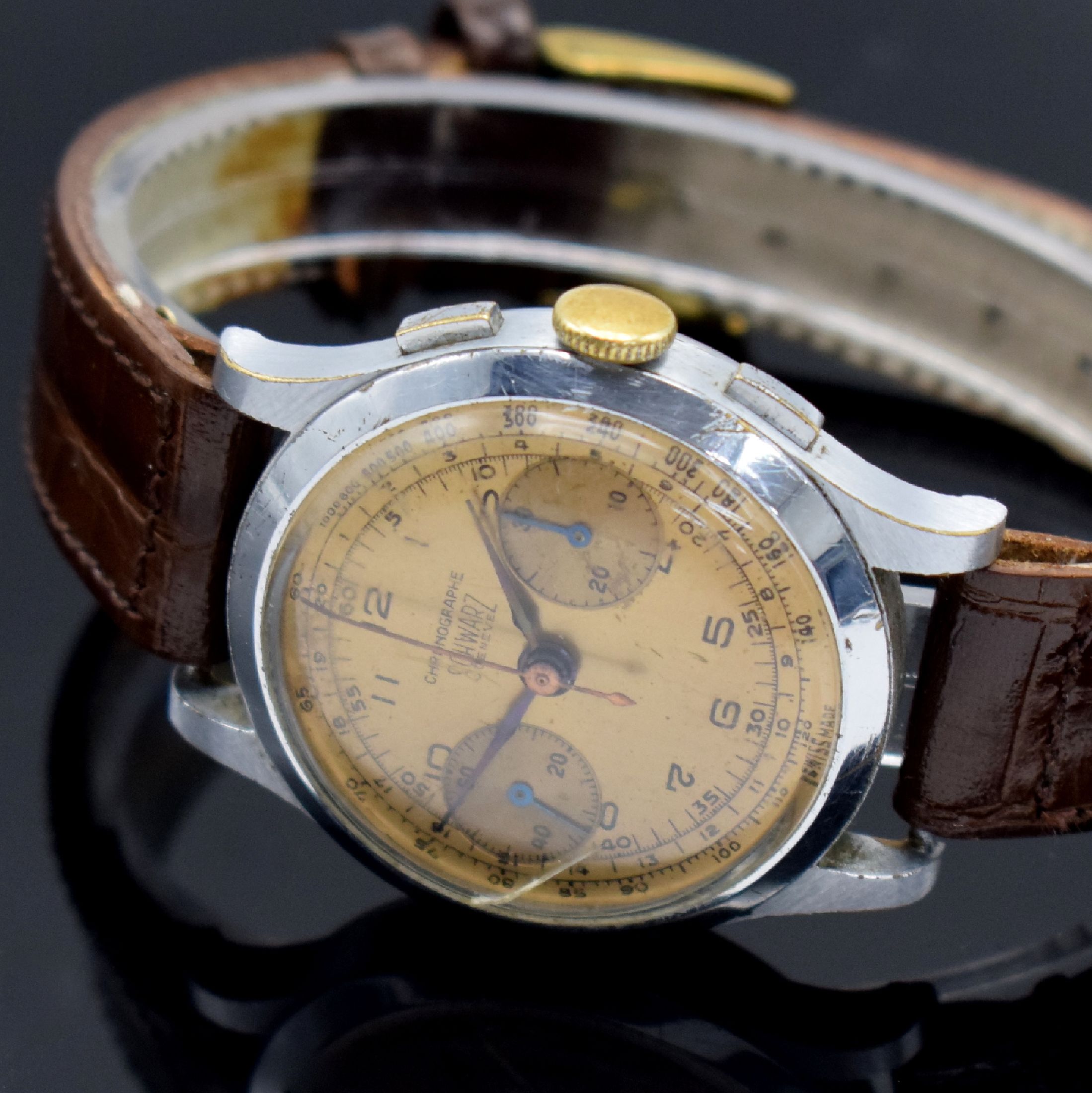 Detail b: SCHWARZ Geneve Herrenarmbanduhr mit Chronograph, Schweiz um 1950, Handaufzug, verchr. Geh., Stahlboden aufgedr., gold. Zifferblatt m. arab. Zahlen, ...