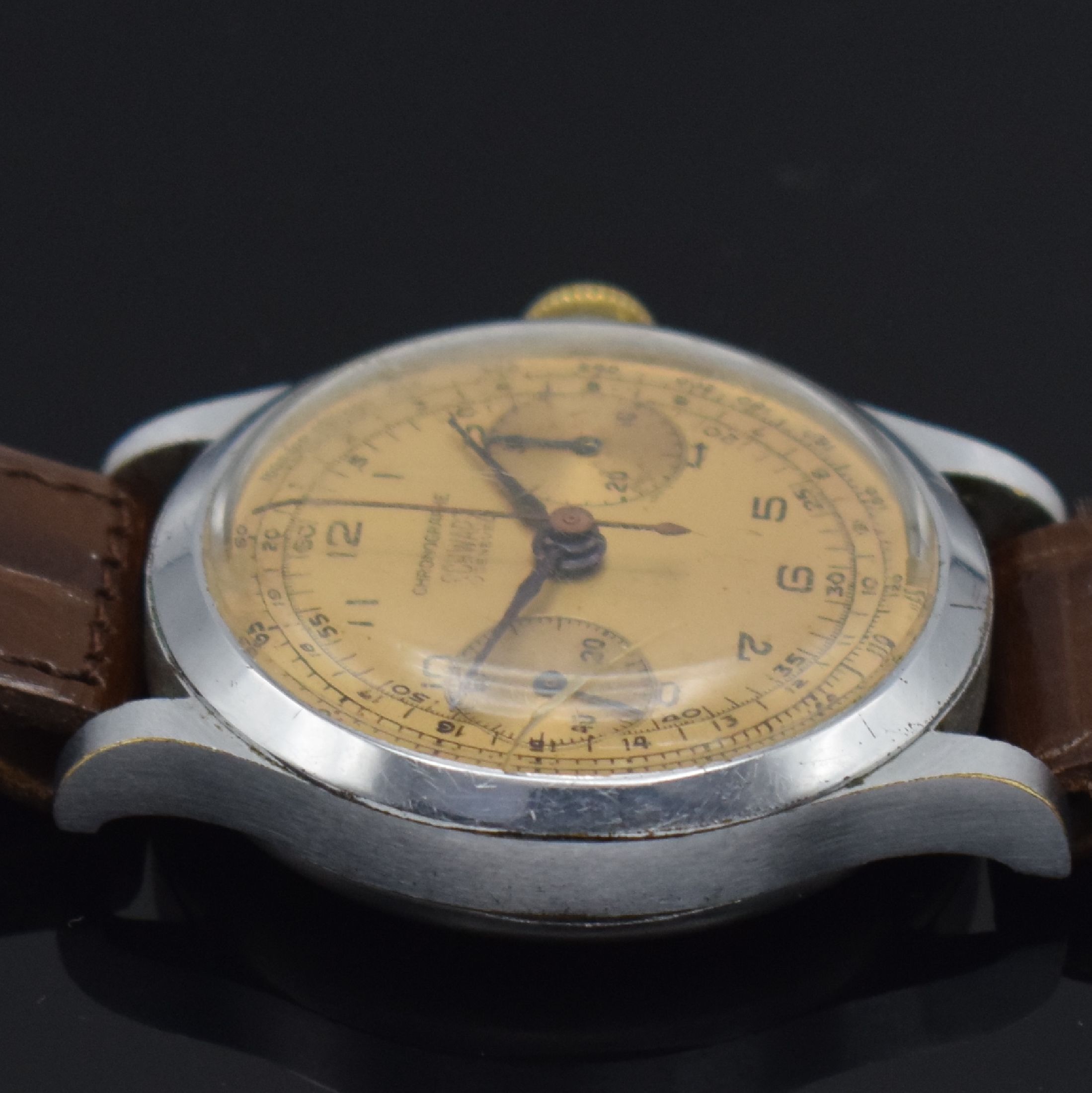 Detail d: SCHWARZ Geneve Herrenarmbanduhr mit Chronograph, Schweiz um 1950, Handaufzug, verchr. Geh., Stahlboden aufgedr., gold. Zifferblatt m. arab. Zahlen, ...