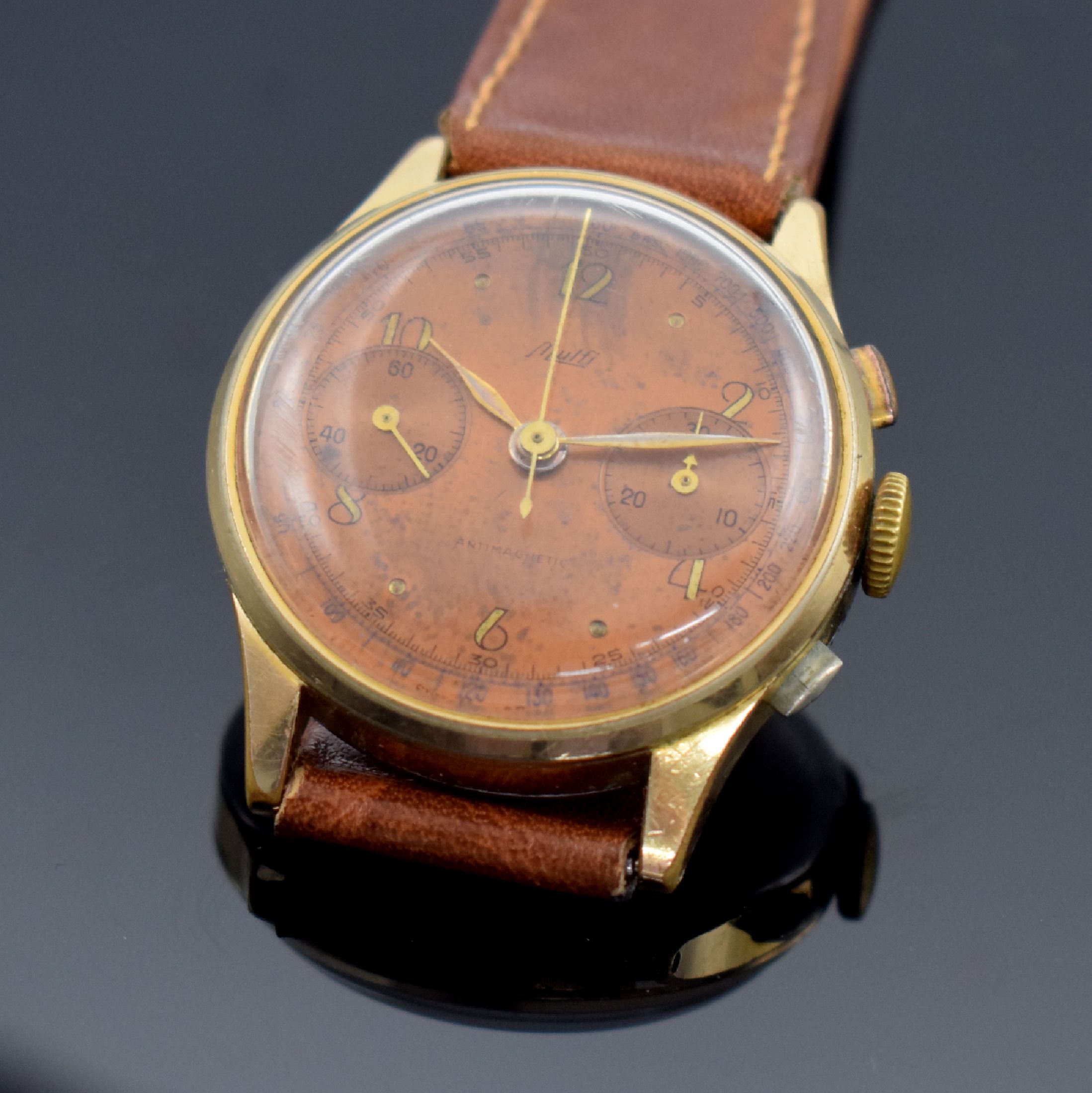 Detail b: MULFI Herrenarmbanduhr mit Chronograph, Schweiz um 1950, Handaufzug, verg. Gehäuse, Stahlboden aufgedr., braunes Zifferbl. altersbed. fl./pat., ...