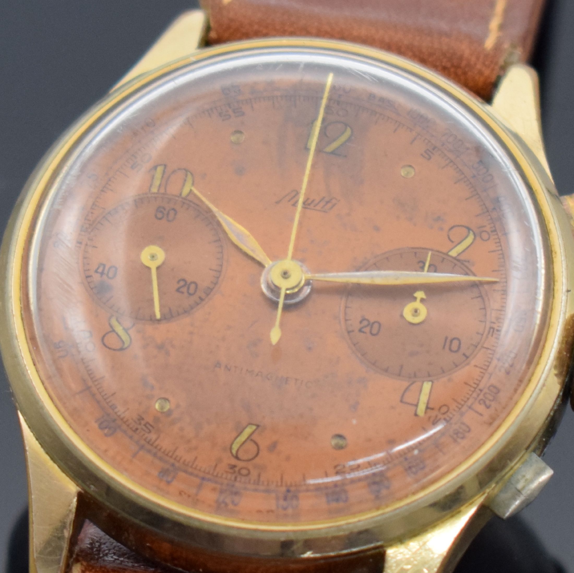 Detail c: MULFI Herrenarmbanduhr mit Chronograph, Schweiz um 1950, Handaufzug, verg. Gehäuse, Stahlboden aufgedr., braunes Zifferbl. altersbed. fl./pat., ...