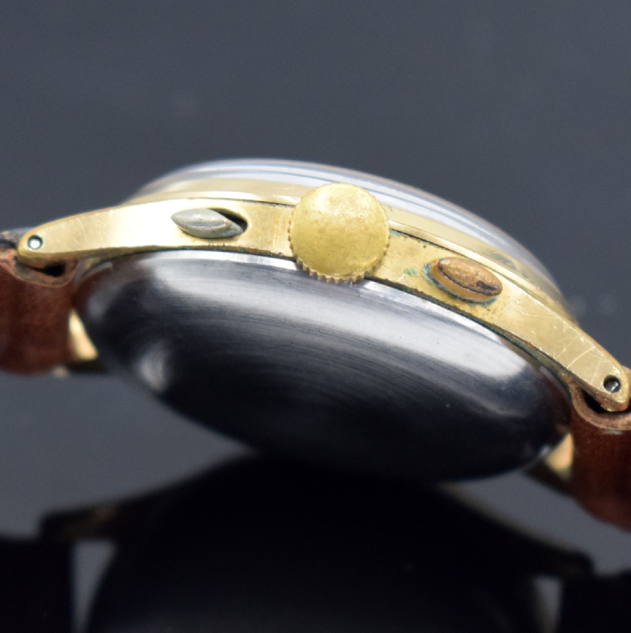 Detail d: MULFI Herrenarmbanduhr mit Chronograph, Schweiz um 1950, Handaufzug, verg. Gehäuse, Stahlboden aufgedr., braunes Zifferbl. altersbed. fl./pat., ...