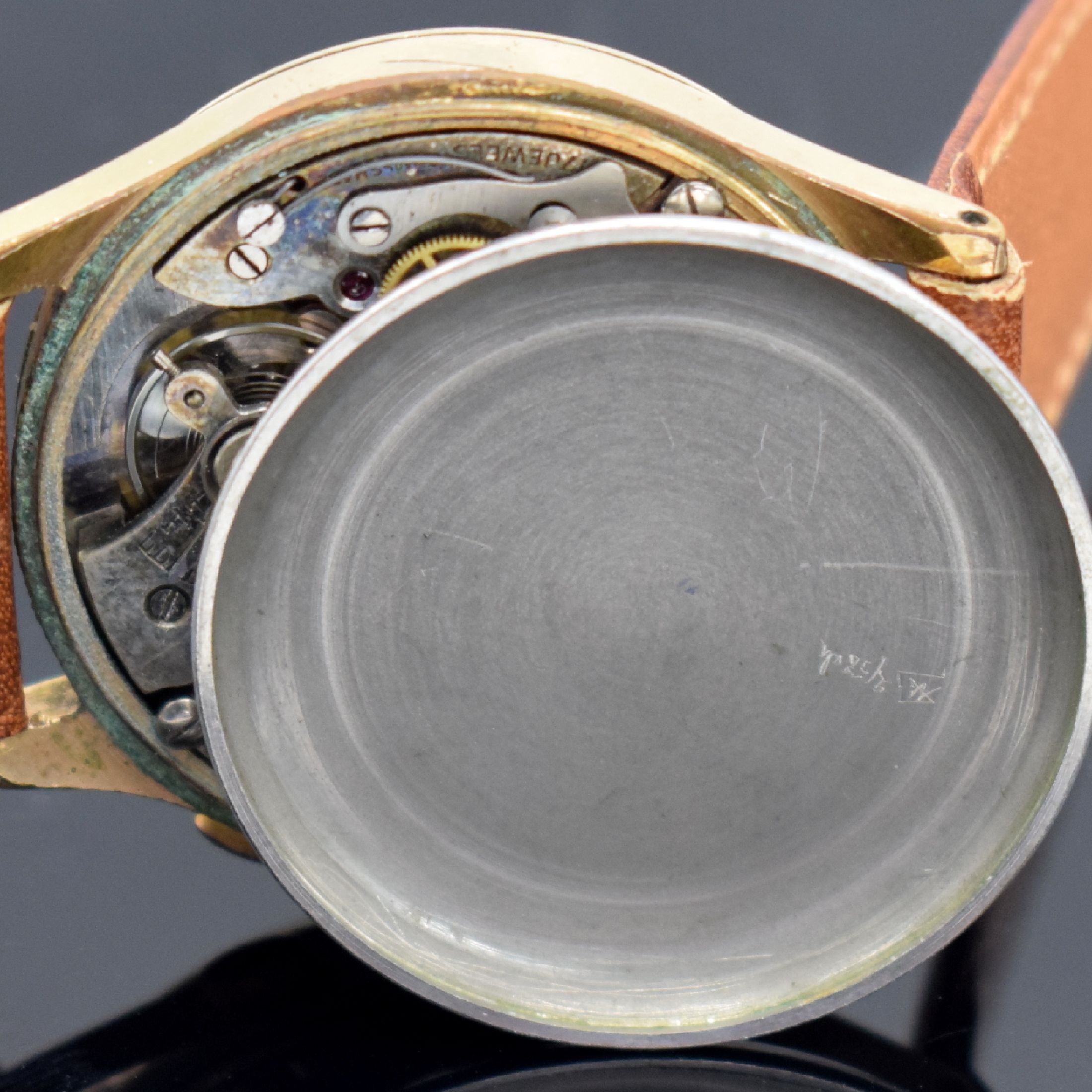 Detail i: MULFI Herrenarmbanduhr mit Chronograph, Schweiz um 1950, Handaufzug, verg. Gehäuse, Stahlboden aufgedr., braunes Zifferbl. altersbed. fl./pat., ...