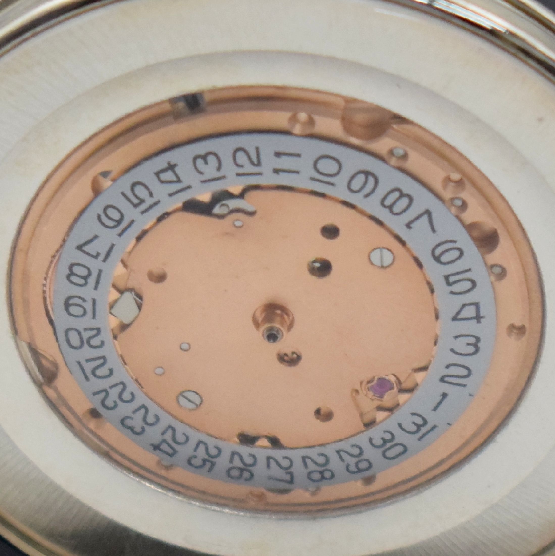 Detail d: OMEGA sehr seltenes & sammelwürdiges Schauwerkim original Präsentations-Gehäuse Kaliber 564, Schweiz um 1968, beids. vergl., gedr. Geh., rotverg. ...