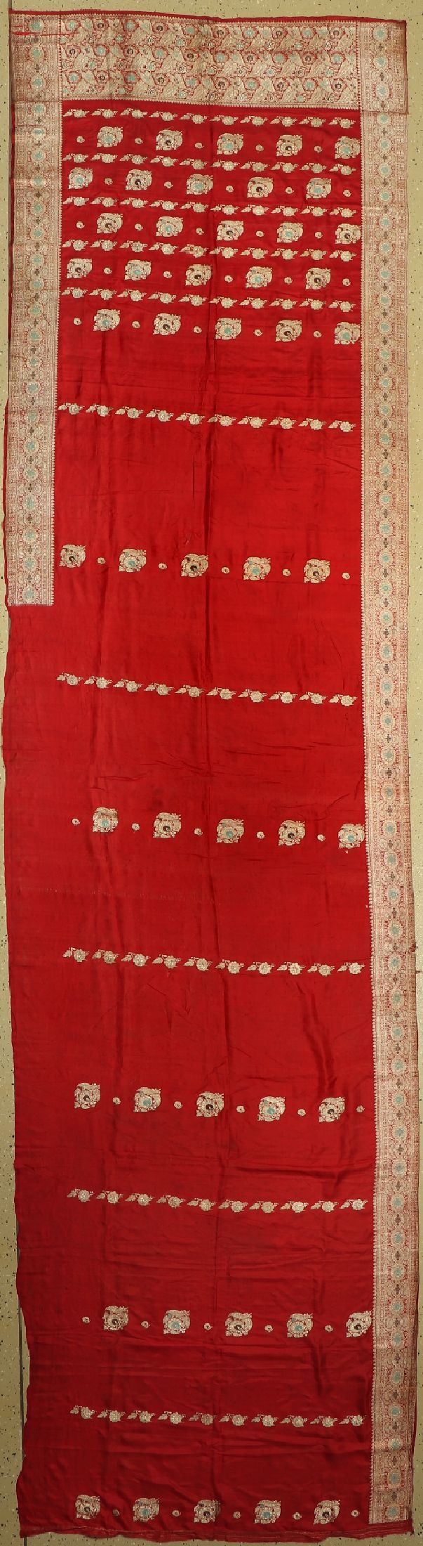 Indischer Sari, Indien, ca. 60 Jahre, Seide-Metall Stickerei, ca. 424 x 113 cm, EHZ:(Starke alter-und Gebrauchsspuren), fleckig.