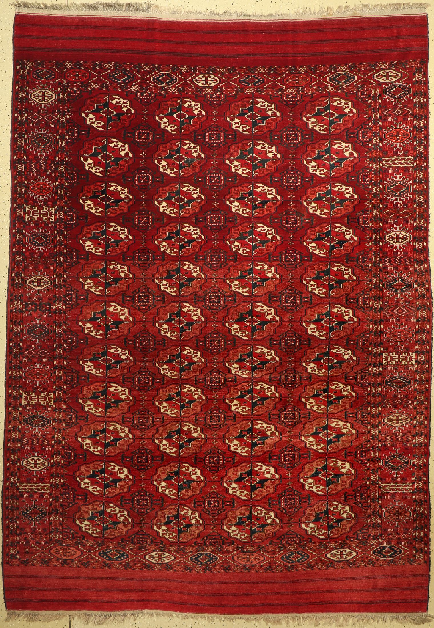 Hauptteppich, Turkmenistan, um 1900, Wolle auf Wolle, ca. 310 x 221 cm, EHZ:(Guter Zustand), restauriert