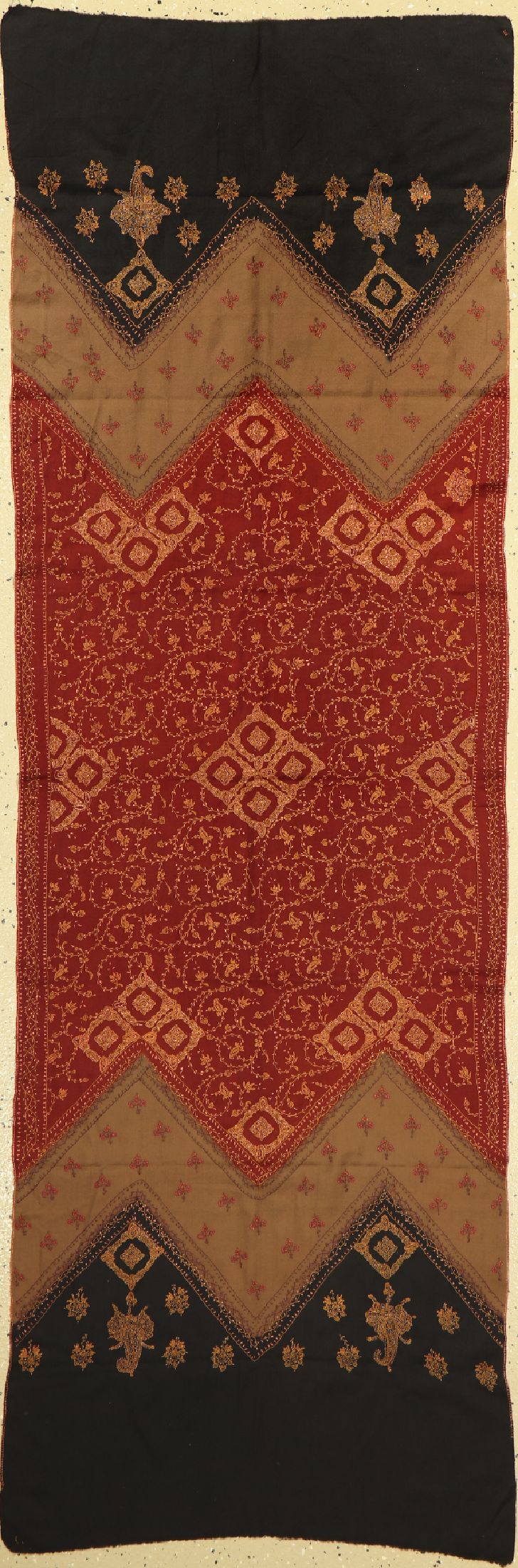 Indische Schal, Indien, um 1930/1940, Seidenstickerei, ca. 210 x 70 cm, EHZ:(Guter Zustand)