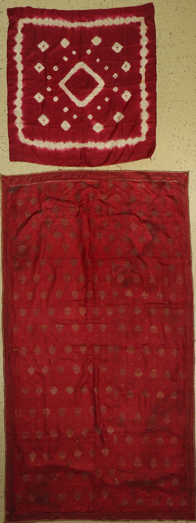2 Lots Asiatischer Textilien, um 1900, Seide, ca. 217 x 122 cm, und ca. 102 x 94 cm, EHZ:(Alters-und Gebrauchsspuren)