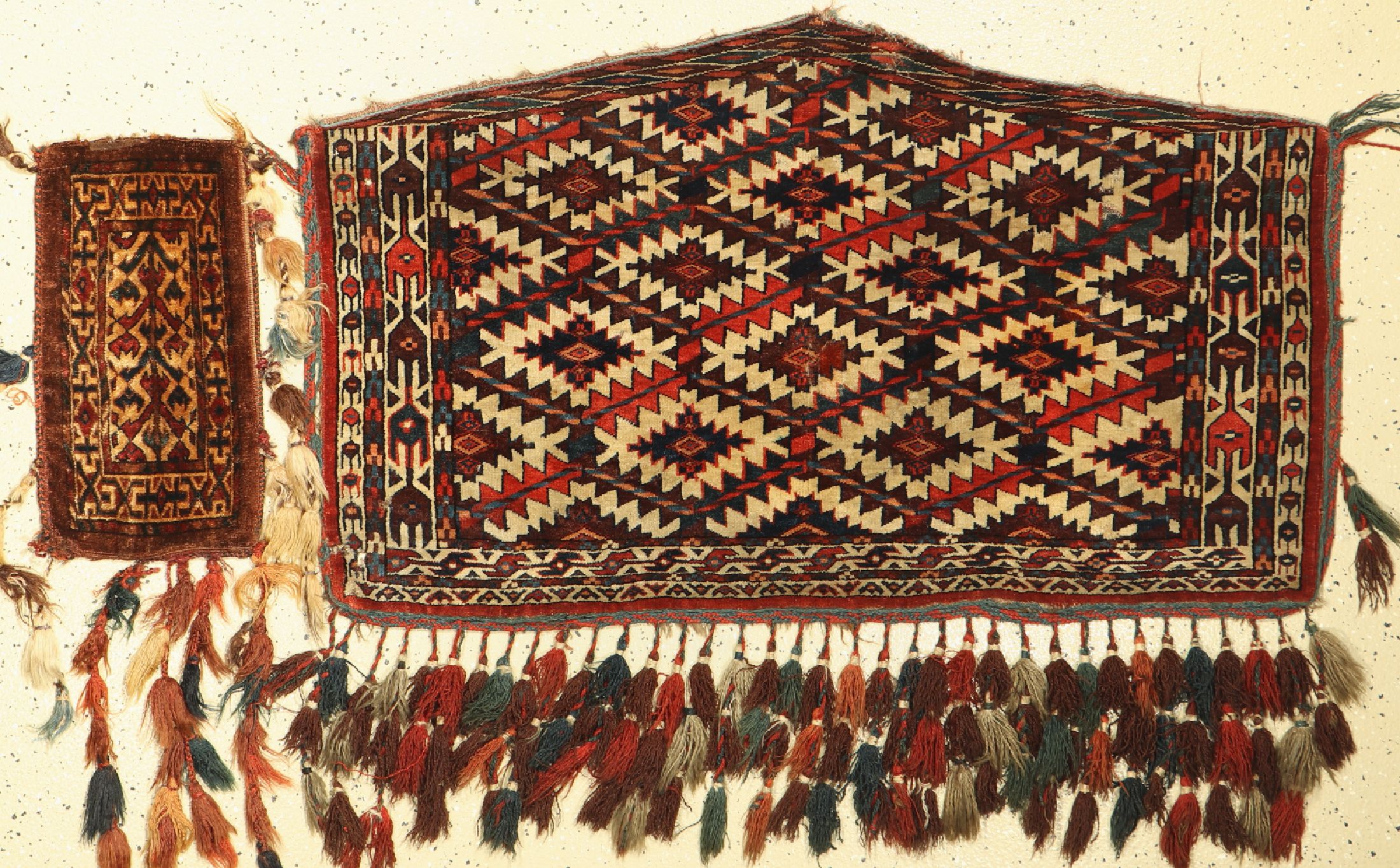 Konvolut aus Asmalyk und Pfeiltasche, Turkmenistan, 19.Jhd, Wolle auf Wolle, ca. 95 x 69 cm, ca. 47 x 26 cm, EHZ:(Alters-und Gebrauchsspuren)