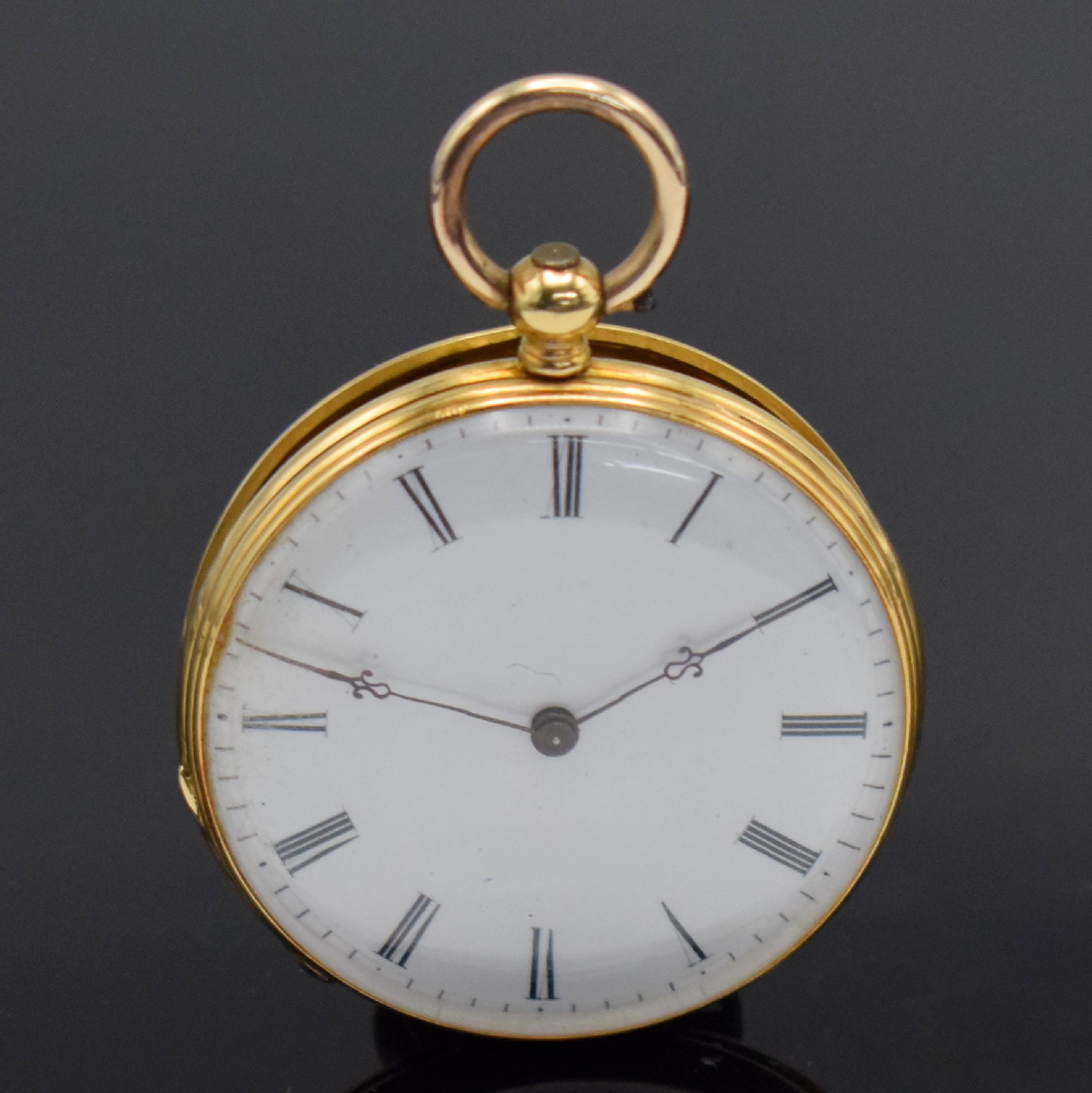 Offene Zylindertaschenuhr in GG 750/000, Schweiz um 1860, Schlüsselaufzug, sym. guill. Boden m. Schmuckmonogramm B im zentralen Monogrammspiegel ...