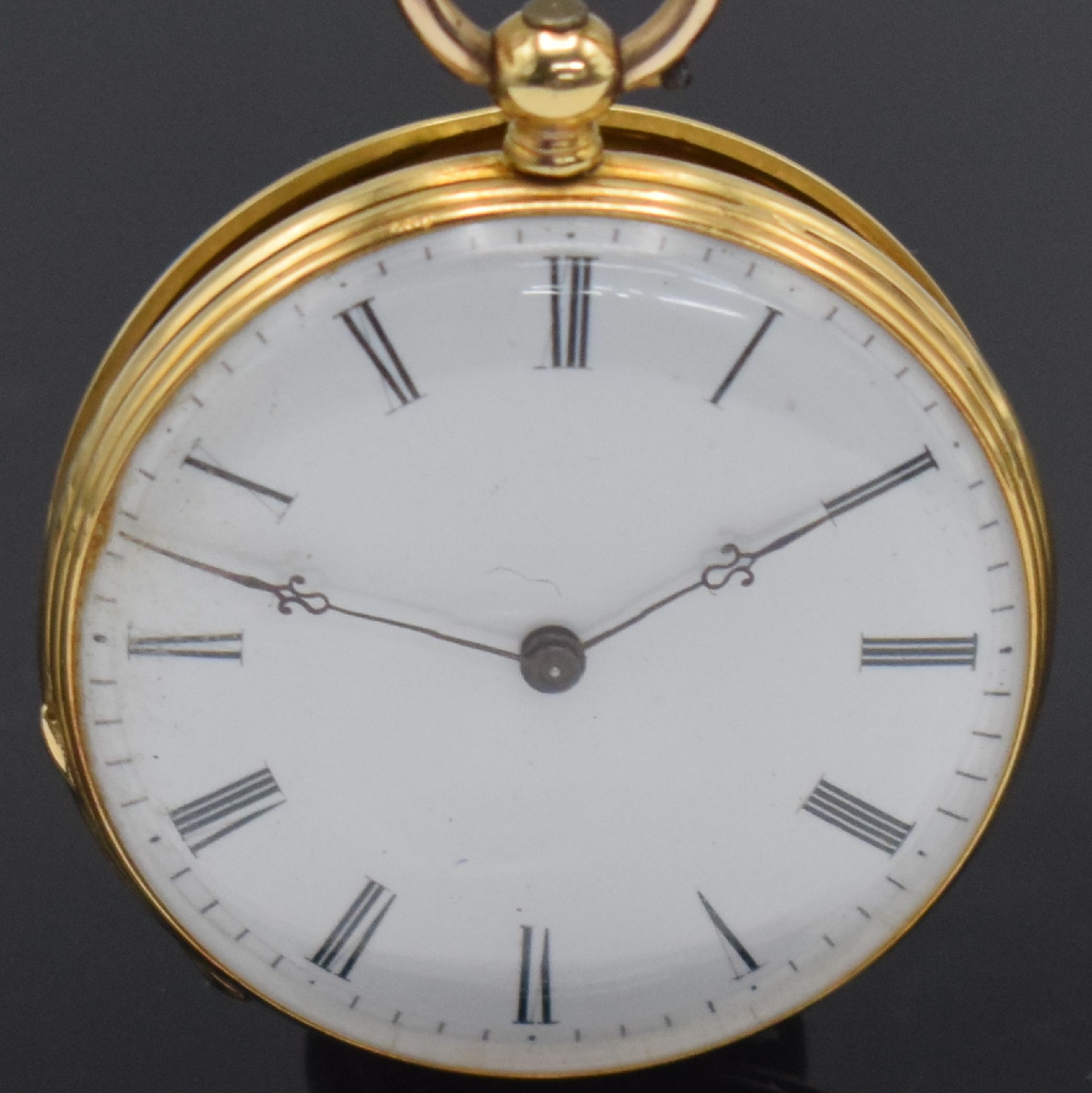 Detail a: Offene Zylindertaschenuhr in GG 750/000, Schweiz um 1860, Schlüsselaufzug, sym. guill. Boden m. Schmuckmonogramm B im zentralen Monogrammspiegel ...