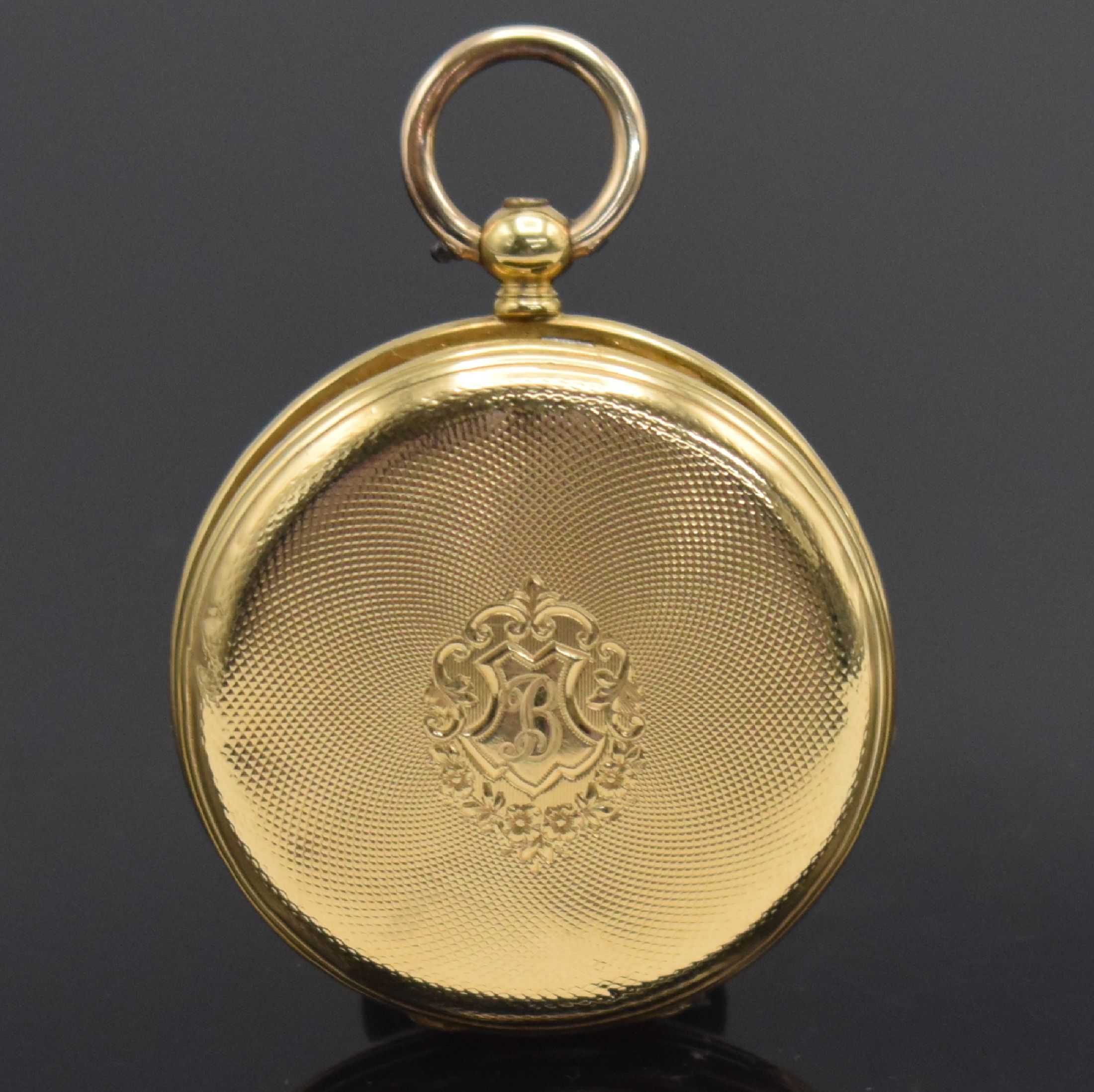 Detail b: Offene Zylindertaschenuhr in GG 750/000, Schweiz um 1860, Schlüsselaufzug, sym. guill. Boden m. Schmuckmonogramm B im zentralen Monogrammspiegel ...