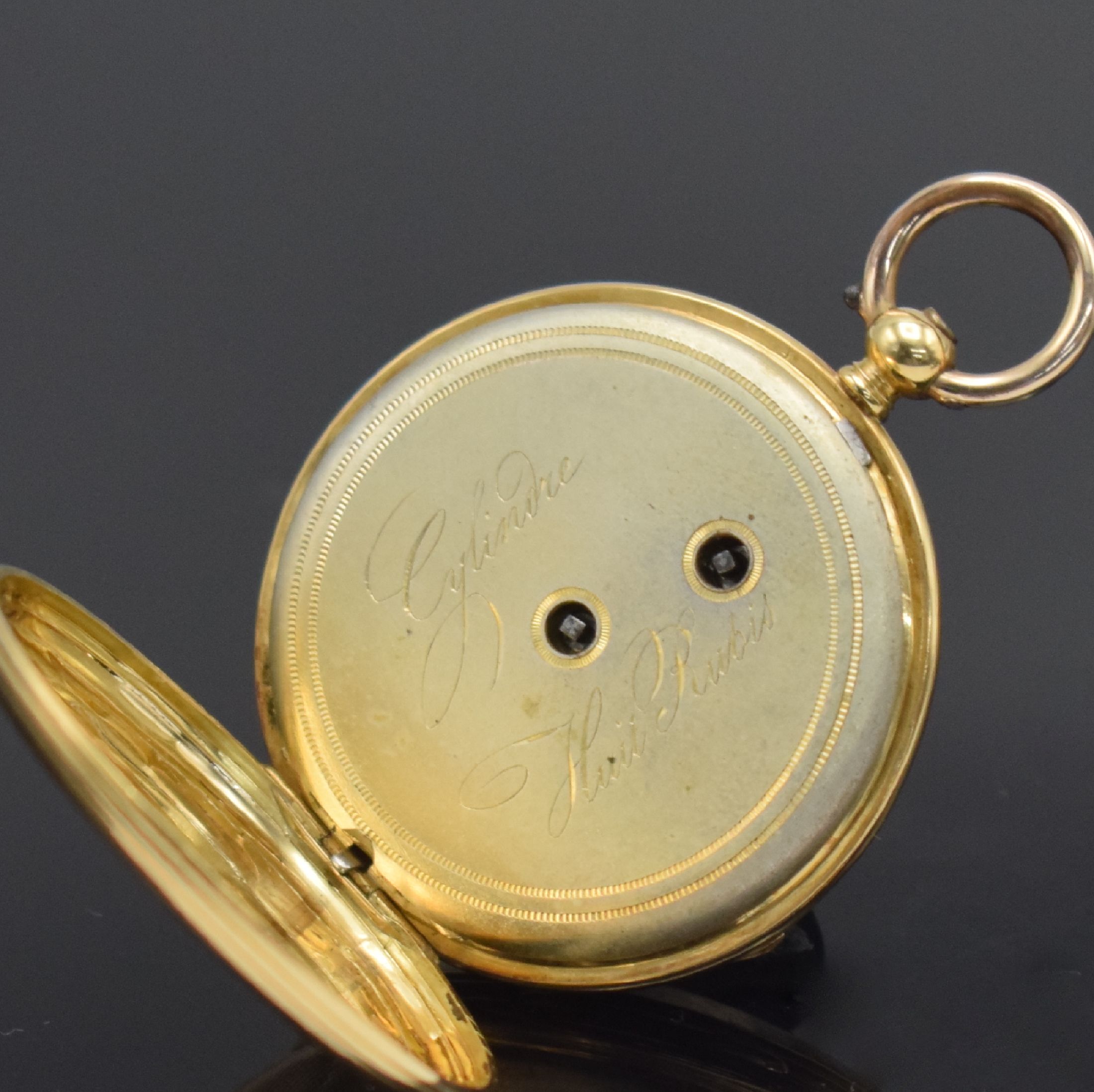 Detail c: Offene Zylindertaschenuhr in GG 750/000, Schweiz um 1860, Schlüsselaufzug, sym. guill. Boden m. Schmuckmonogramm B im zentralen Monogrammspiegel ...