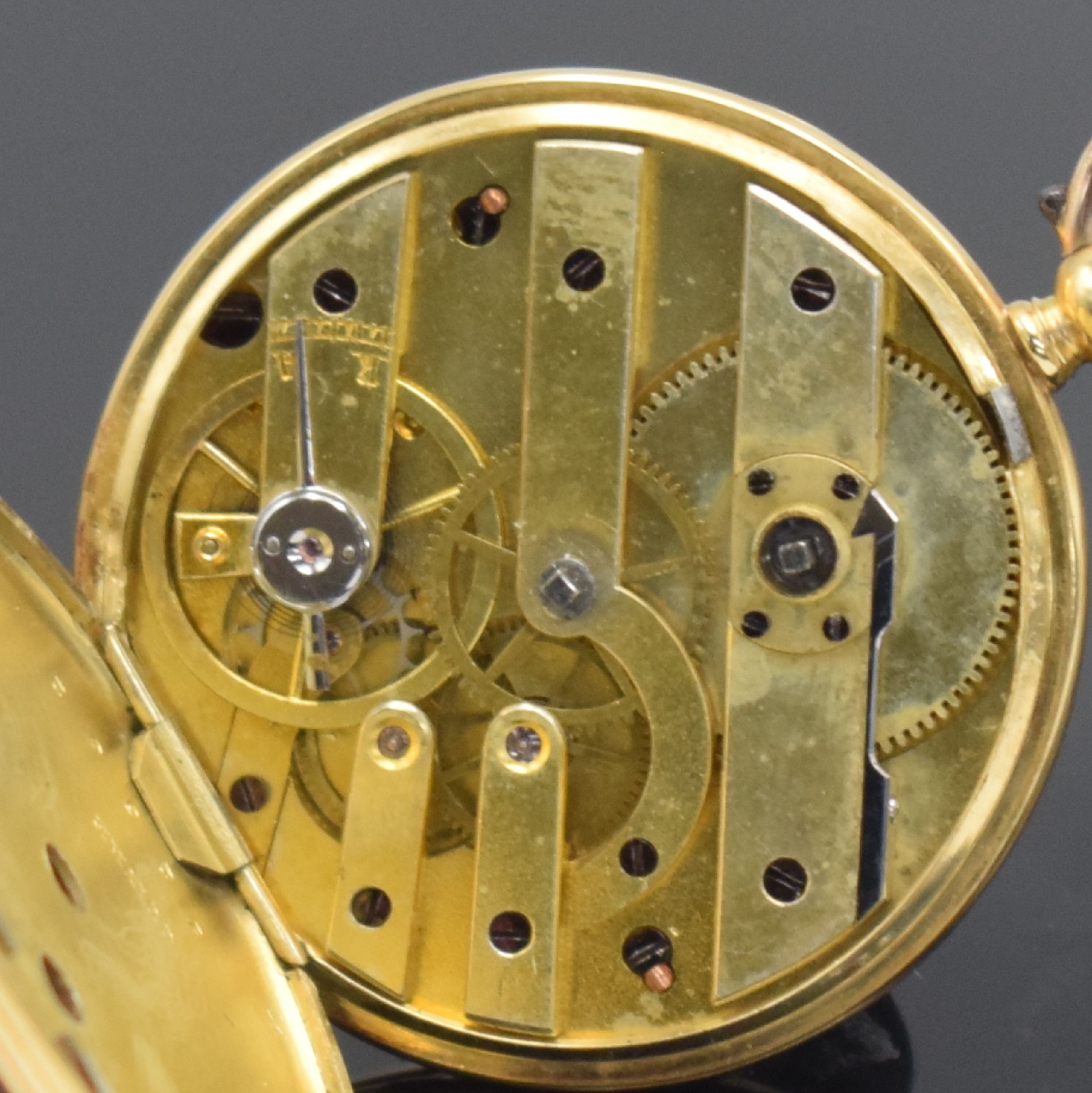Detail d: Offene Zylindertaschenuhr in GG 750/000, Schweiz um 1860, Schlüsselaufzug, sym. guill. Boden m. Schmuckmonogramm B im zentralen Monogrammspiegel ...